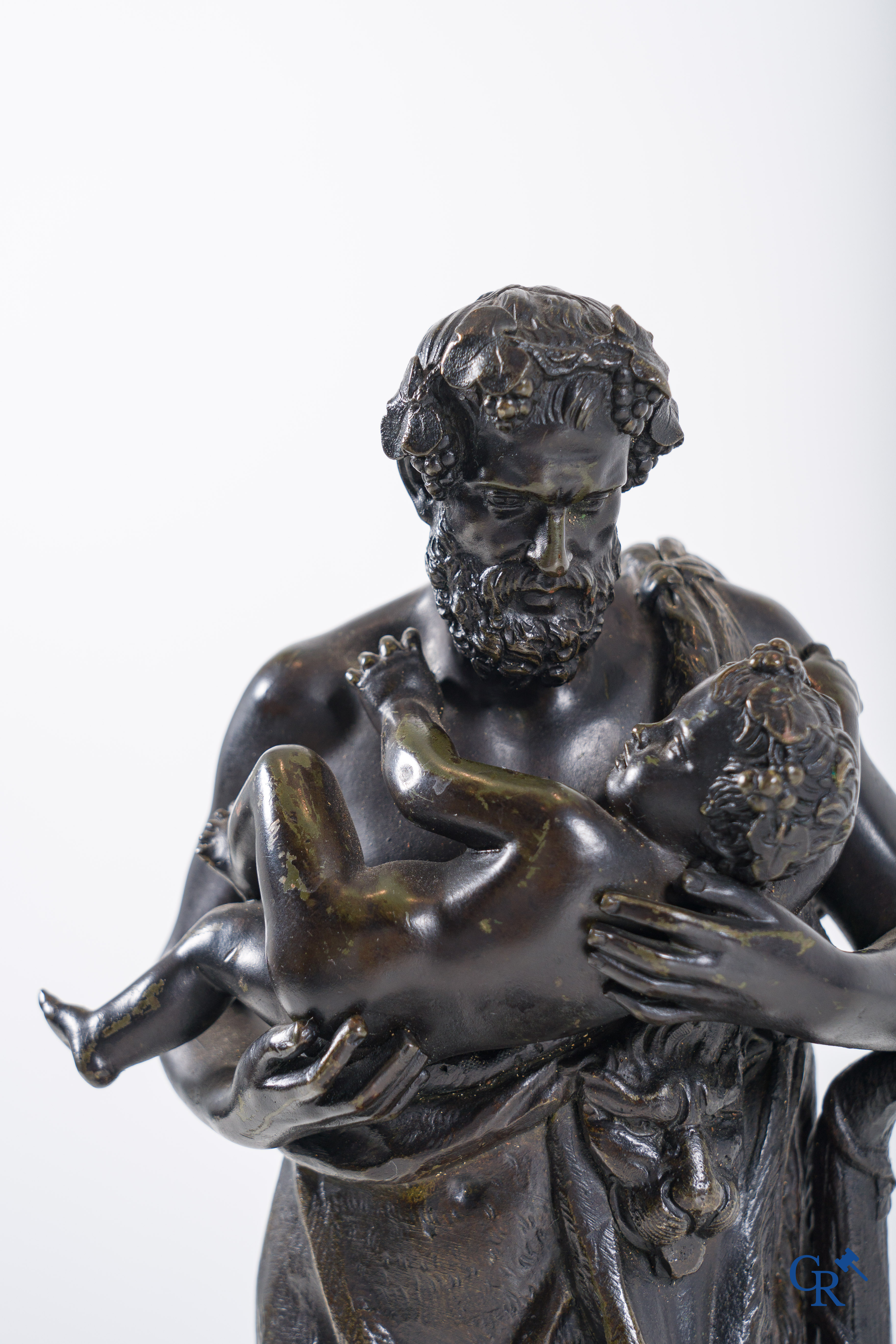 Travail français vers 1830-1840. Silène avec l'enfant Dionysos, statue en bronze d'après un modèle antique.