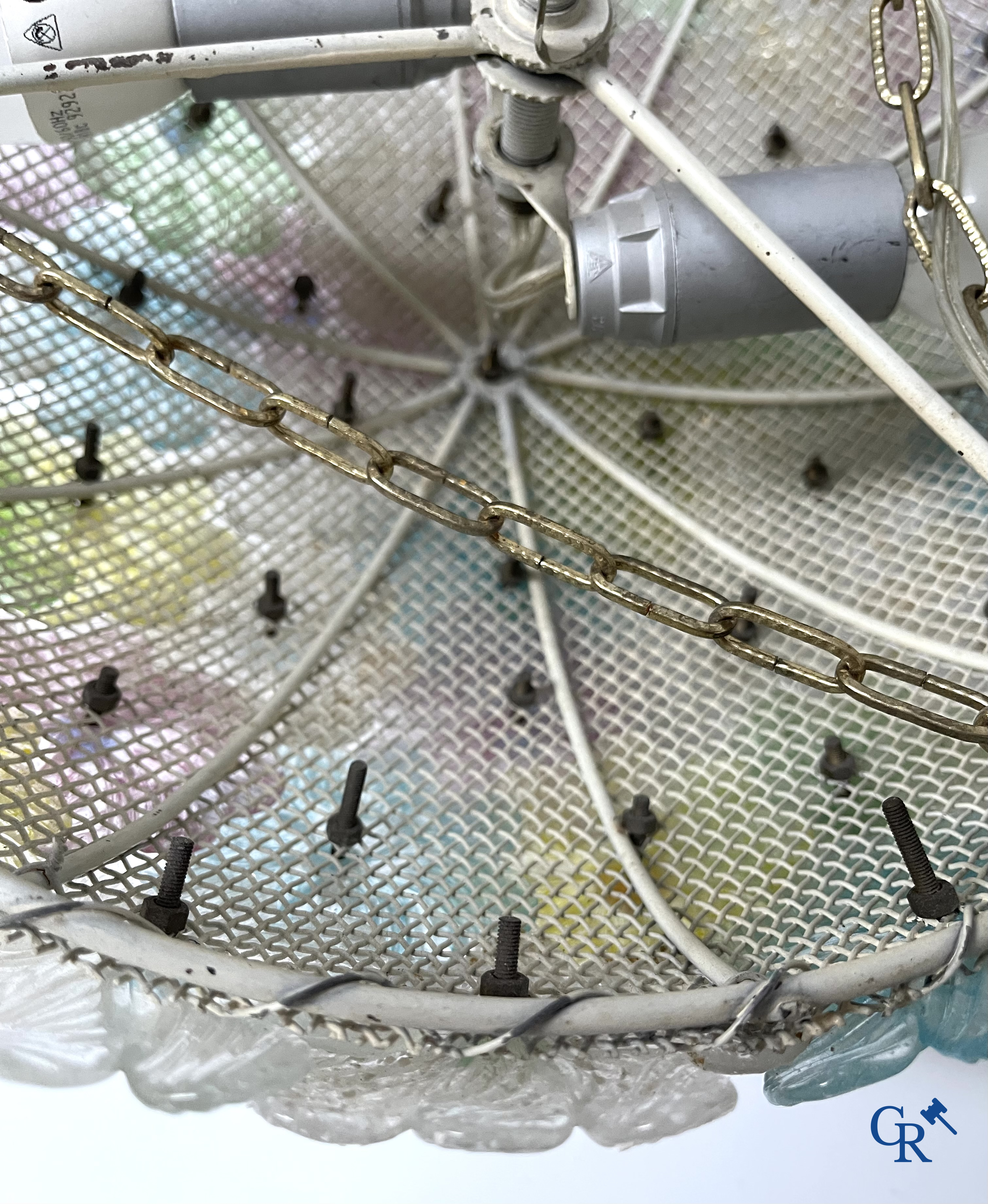 Un lot d'une lampe de table vénitienne, une paire de grandes appliques en verre vénitien et un plafonnier en Murano.