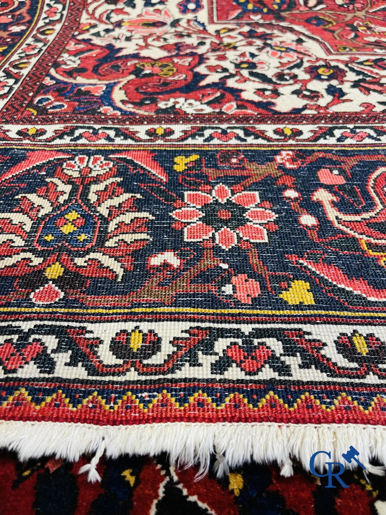 Tapis: Iran. Grand tapis persan noué à la main avec un décor floral.