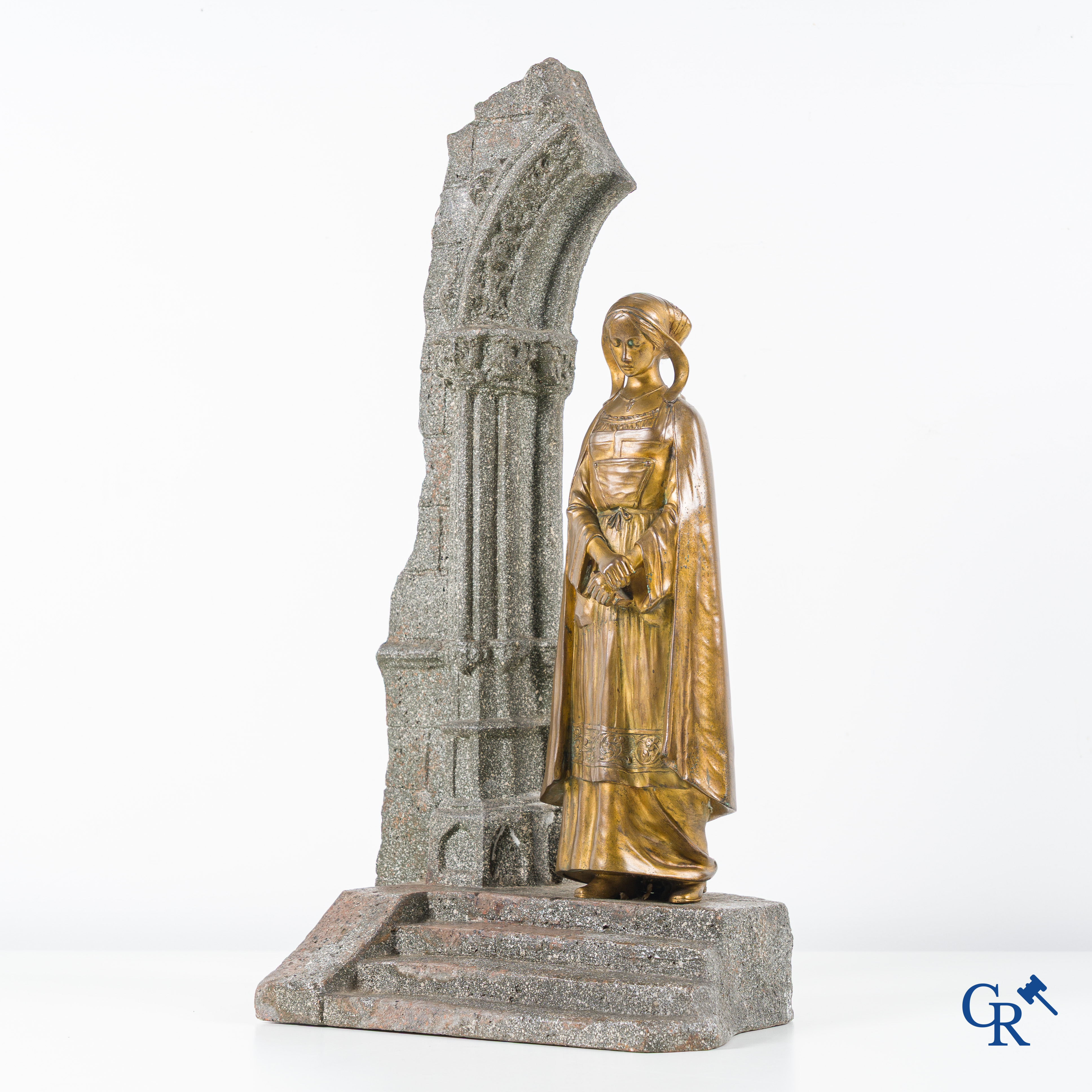 Dominique Alonzo, "Religieuse au portique" Représentation en bronze et pierre. Signée et cachet de fonderie.