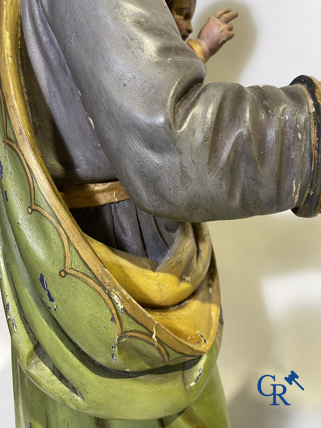 Une statue en bois du 19ème siècle et une vitrine en bois avec une représentation en plâtre d'une Vierge à l'enfant.