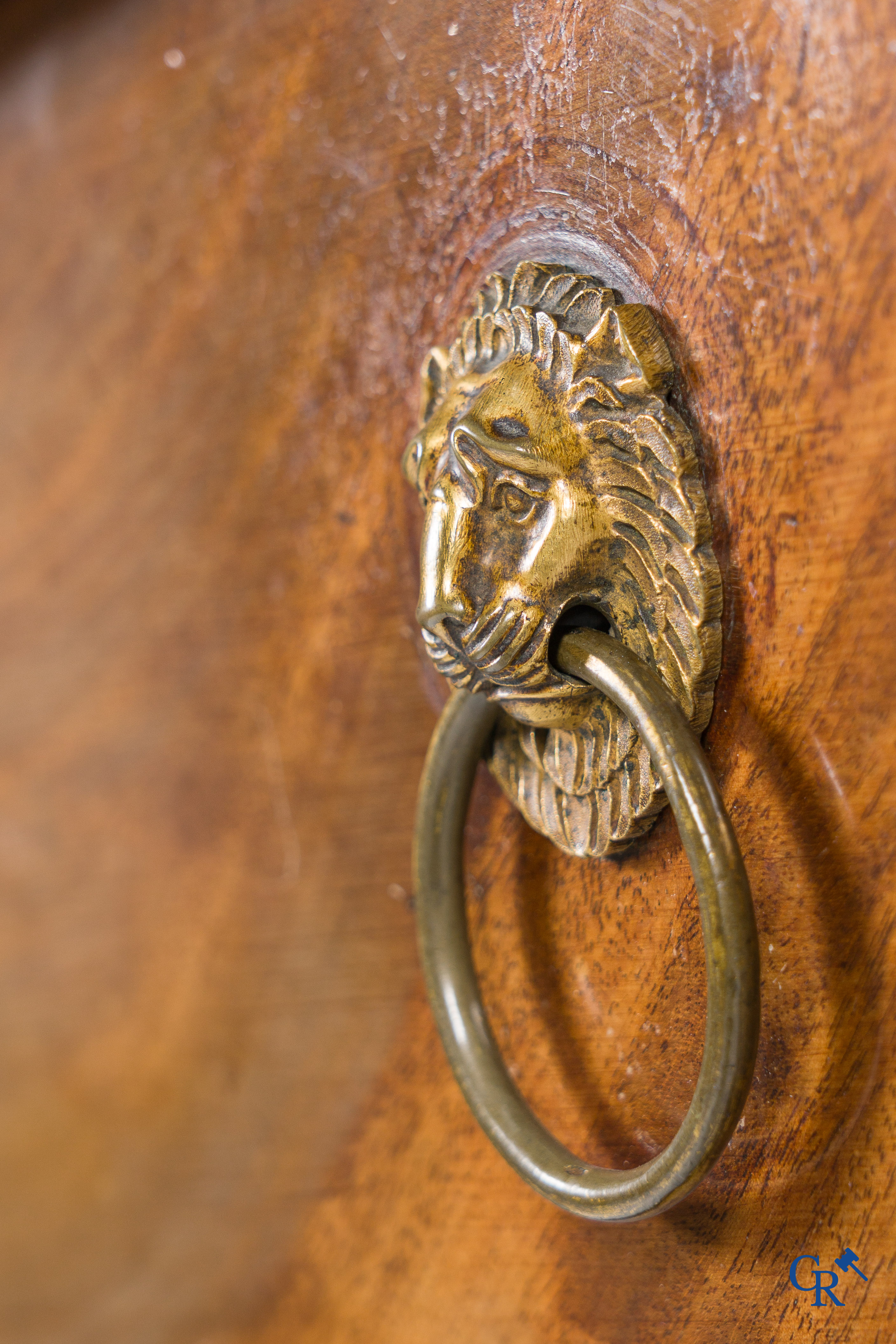 Chapuis, een commode in mahoniehout met fijn geciseleerde bronzen, zogenaamd Retour d'Egypte. Empire.