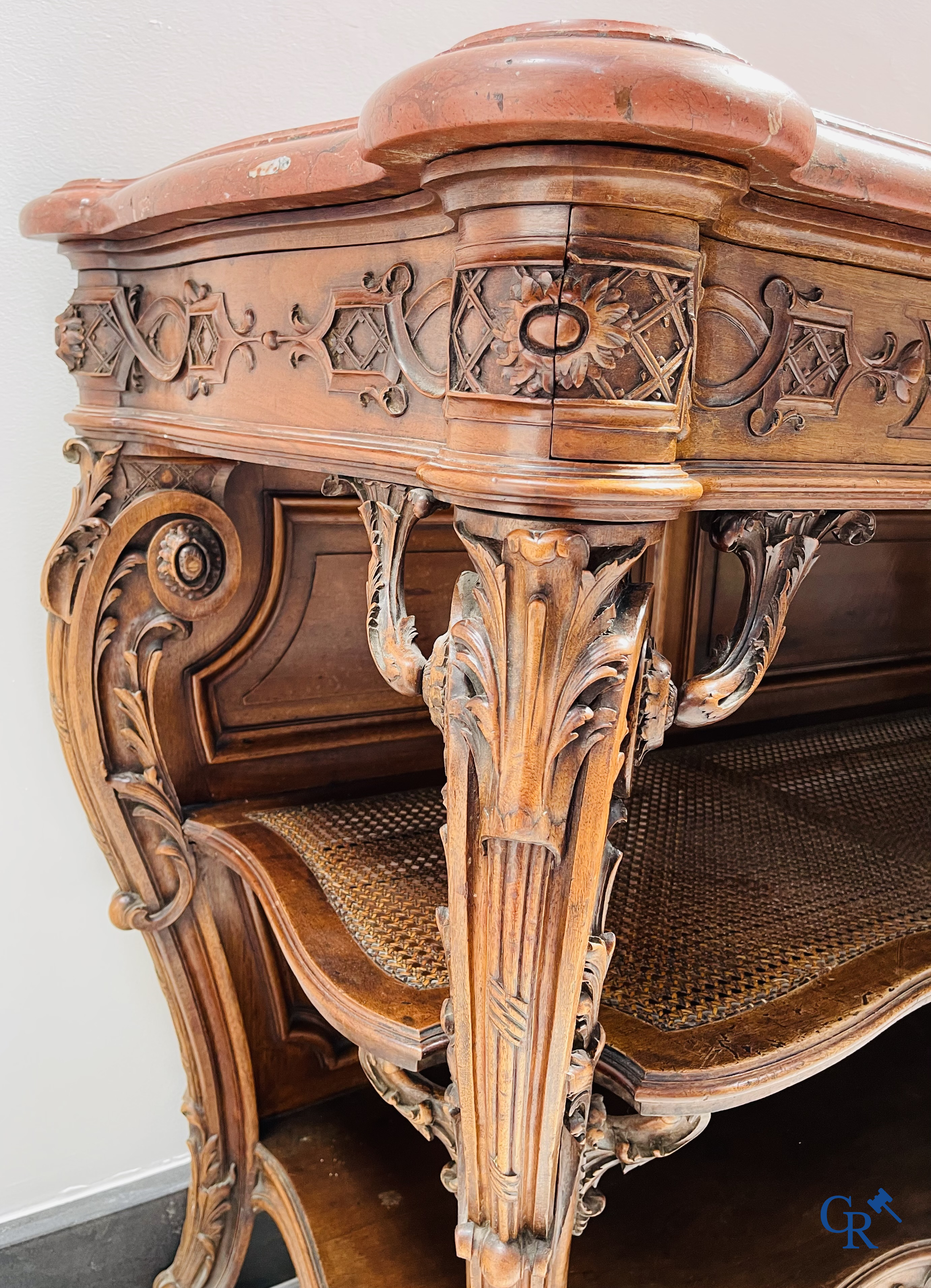 Maison Roll, 42, Rue Faubourg St. Antoine Paris. Een uitzonderlijk desserte meubel in gesculpteerd notelaar. LXVI-Stijl.