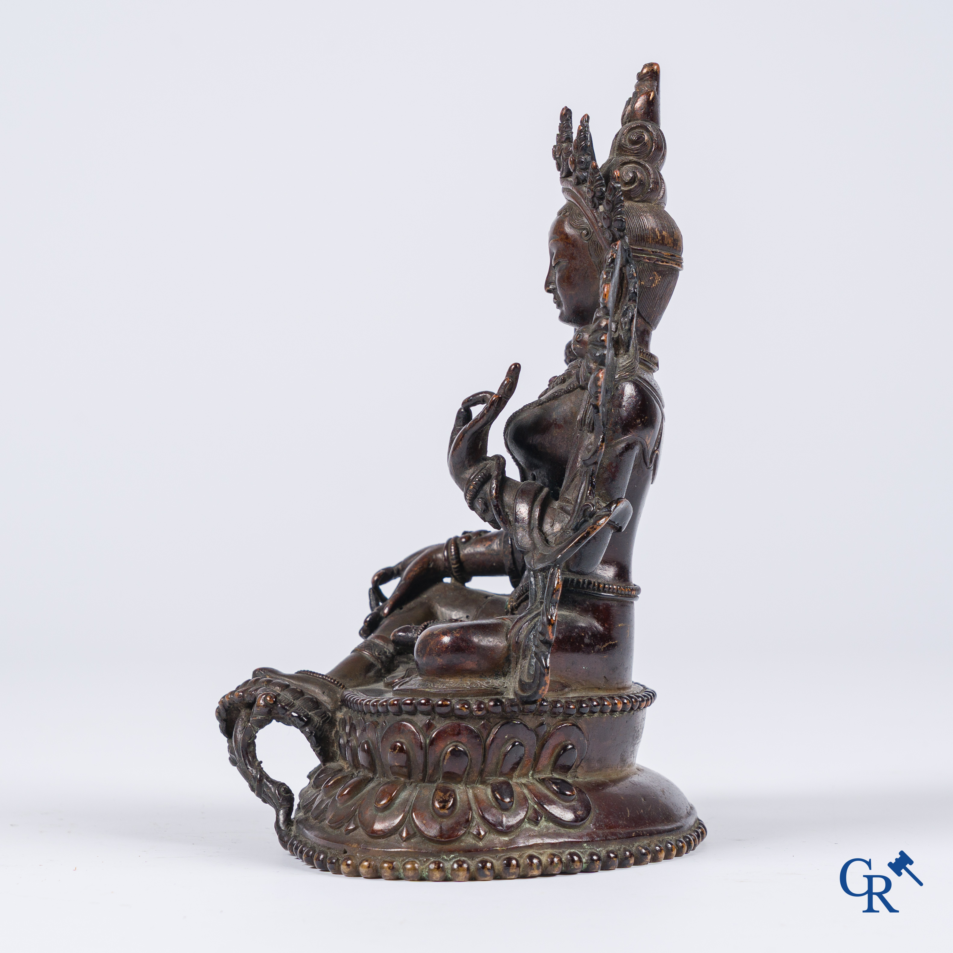 Aziatica, een fijne Sino-Tibetaanse bronzen voorstelling van een zittende Tara. 19e eeuw.