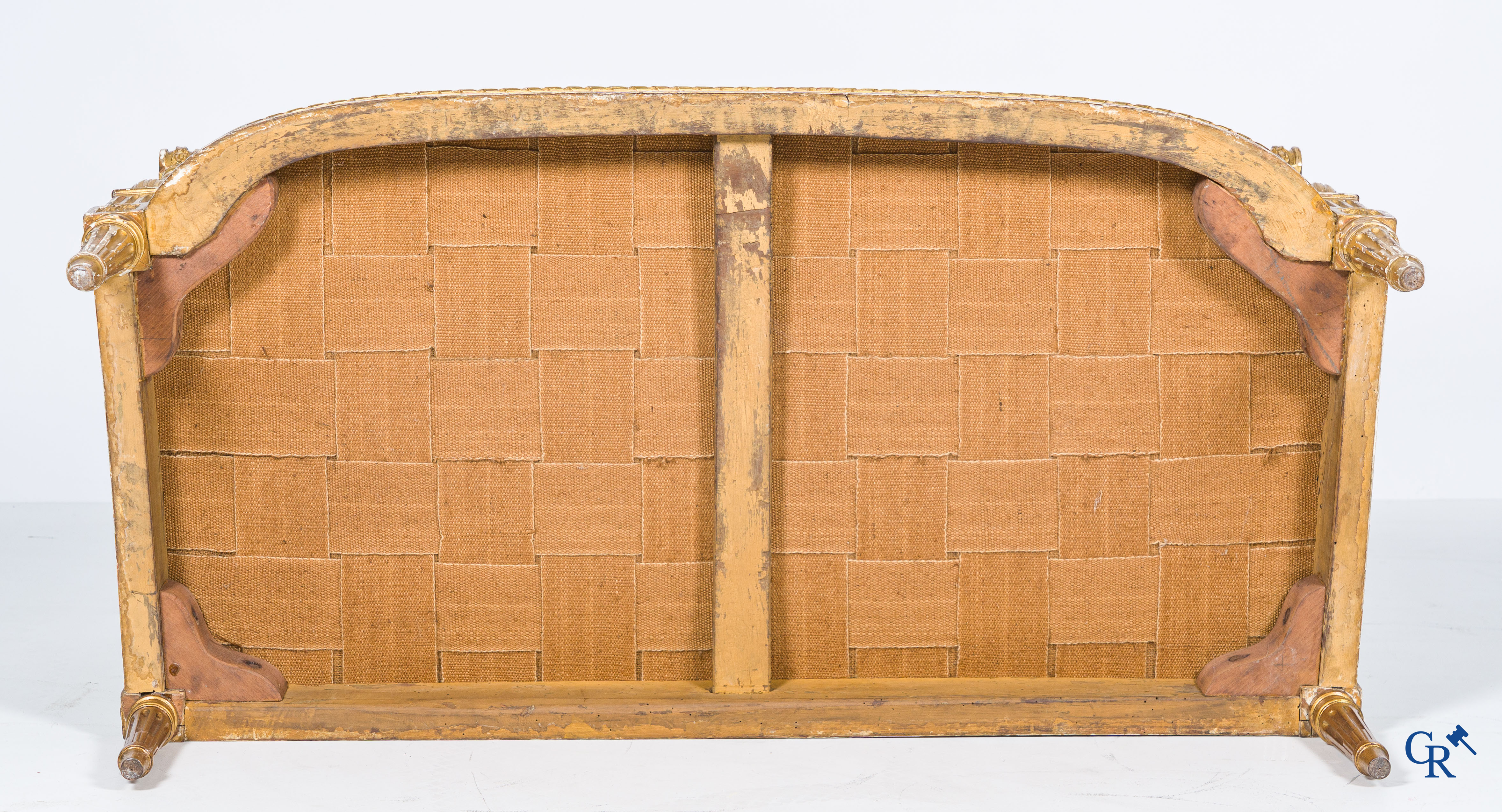 Lodewijk XVI-periode. Marquise in fijn gesculpteerd en verguld hout. Eind 18e eeuw.