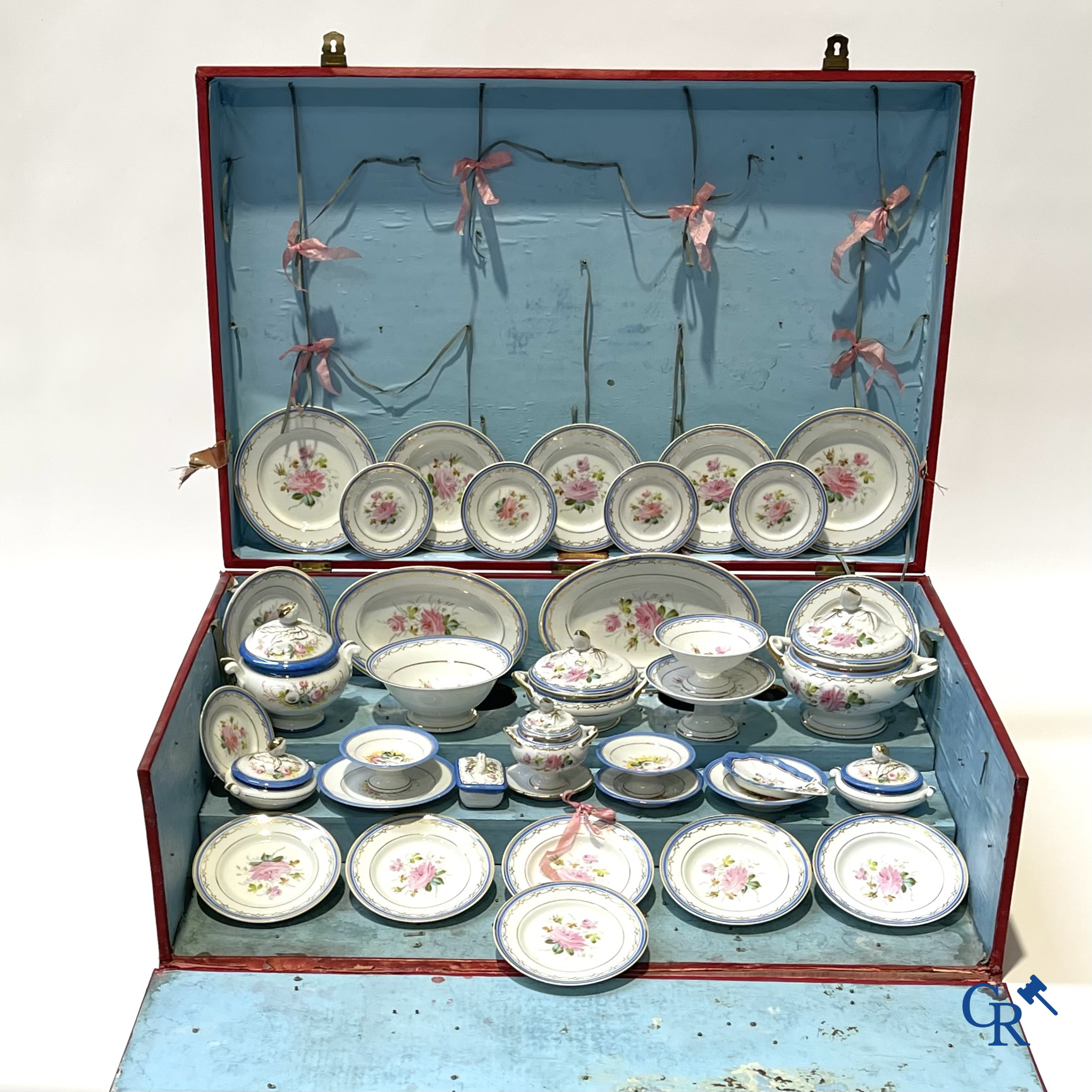 Oud speelgoed, Uitzonderlijk porseleinen poppenservies in originele koffer. Maison Bail, 210, Rue de Rivoli Paris.