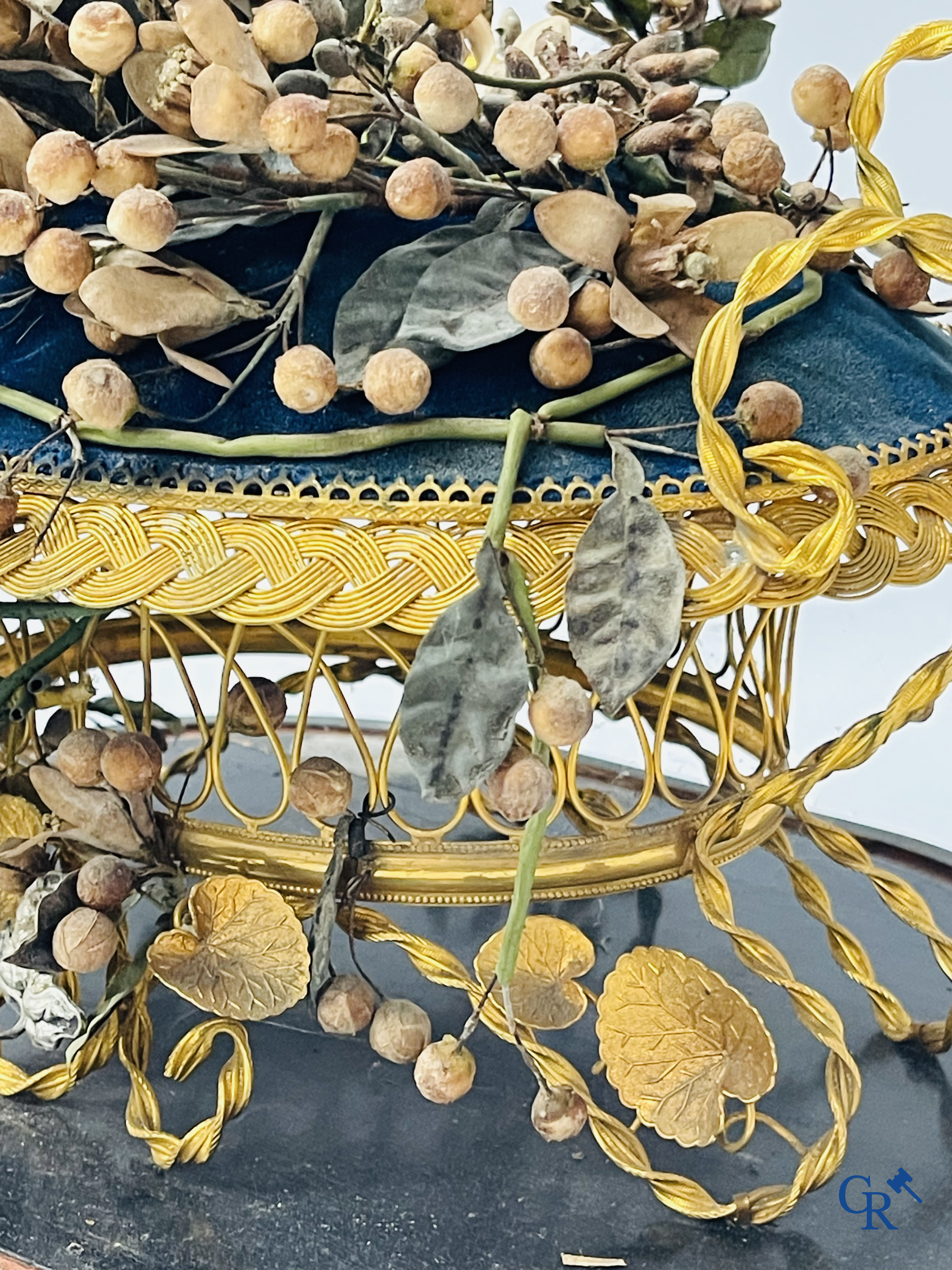 2 globes en verre avec un bouquet de mariée sur un coussin avec un pied en métal doré et un pied en porcelaine de Paris.