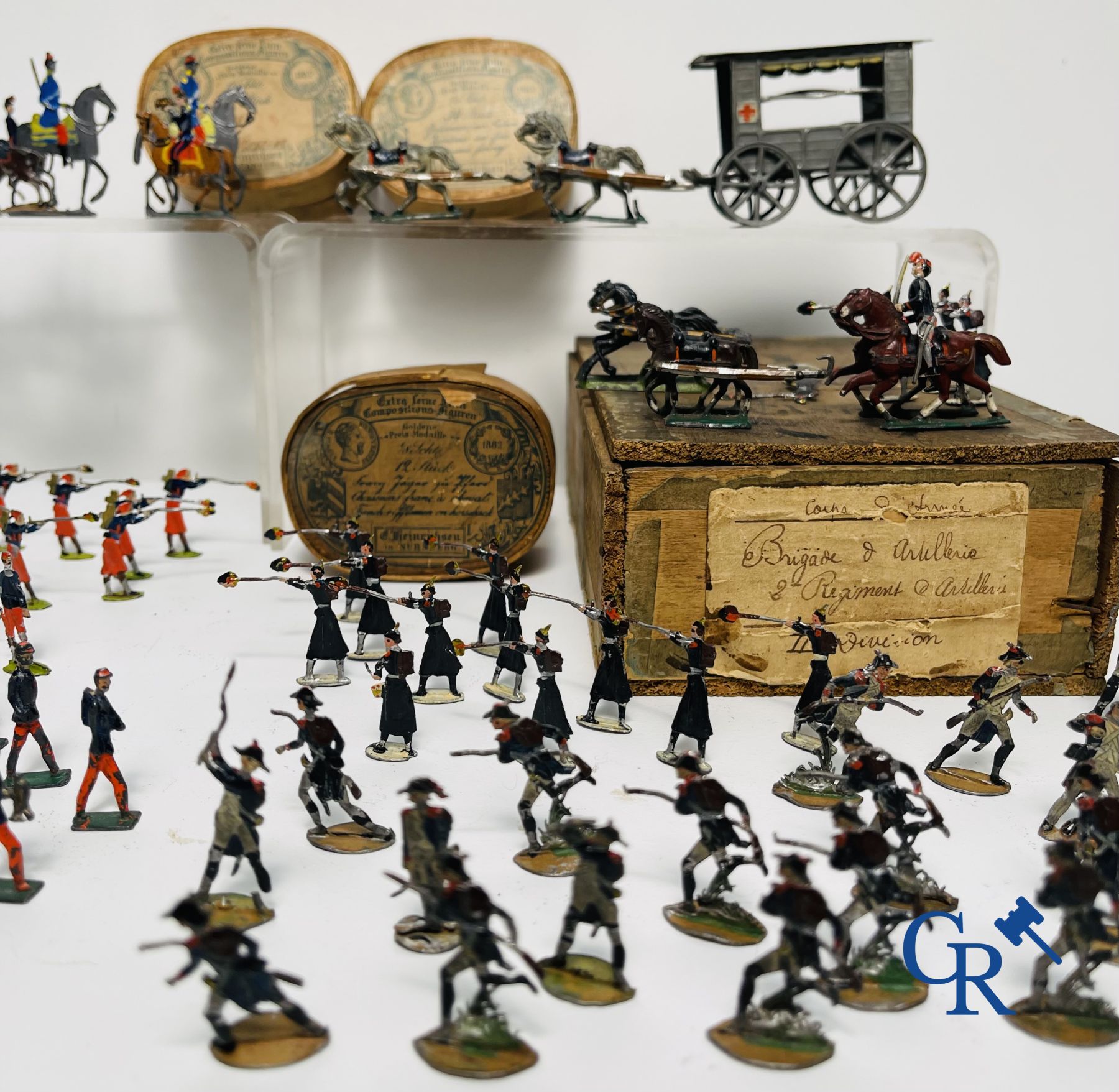 Antique toys: Large lot of tin soldiers and carriages. Heinrichsen in Nuremberg.