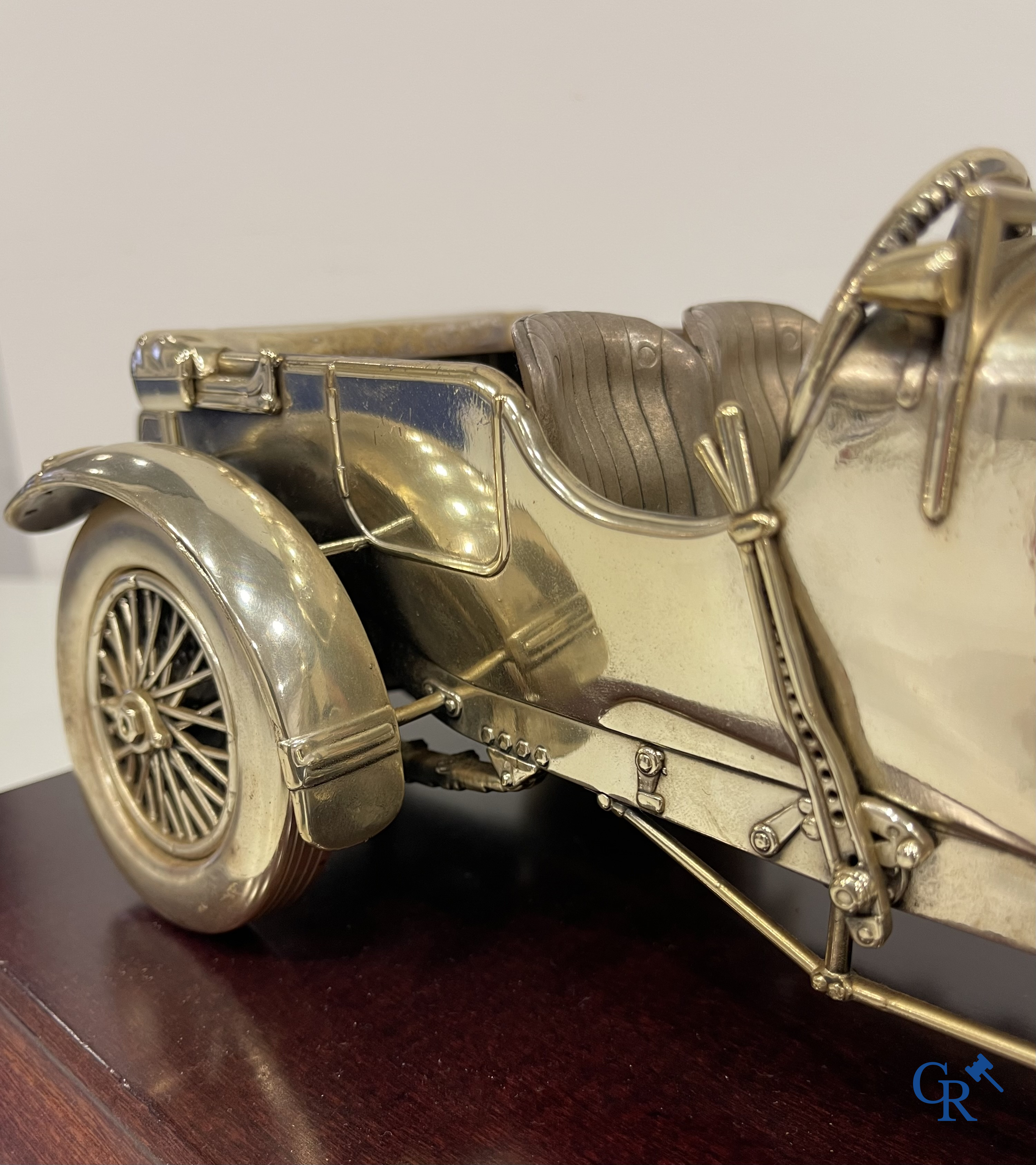 Bentley, een uitzonderlijk fijn gedetailleerd sterling zilveren 925°/00 schaalmodel van een 30 er jaren Bentley.