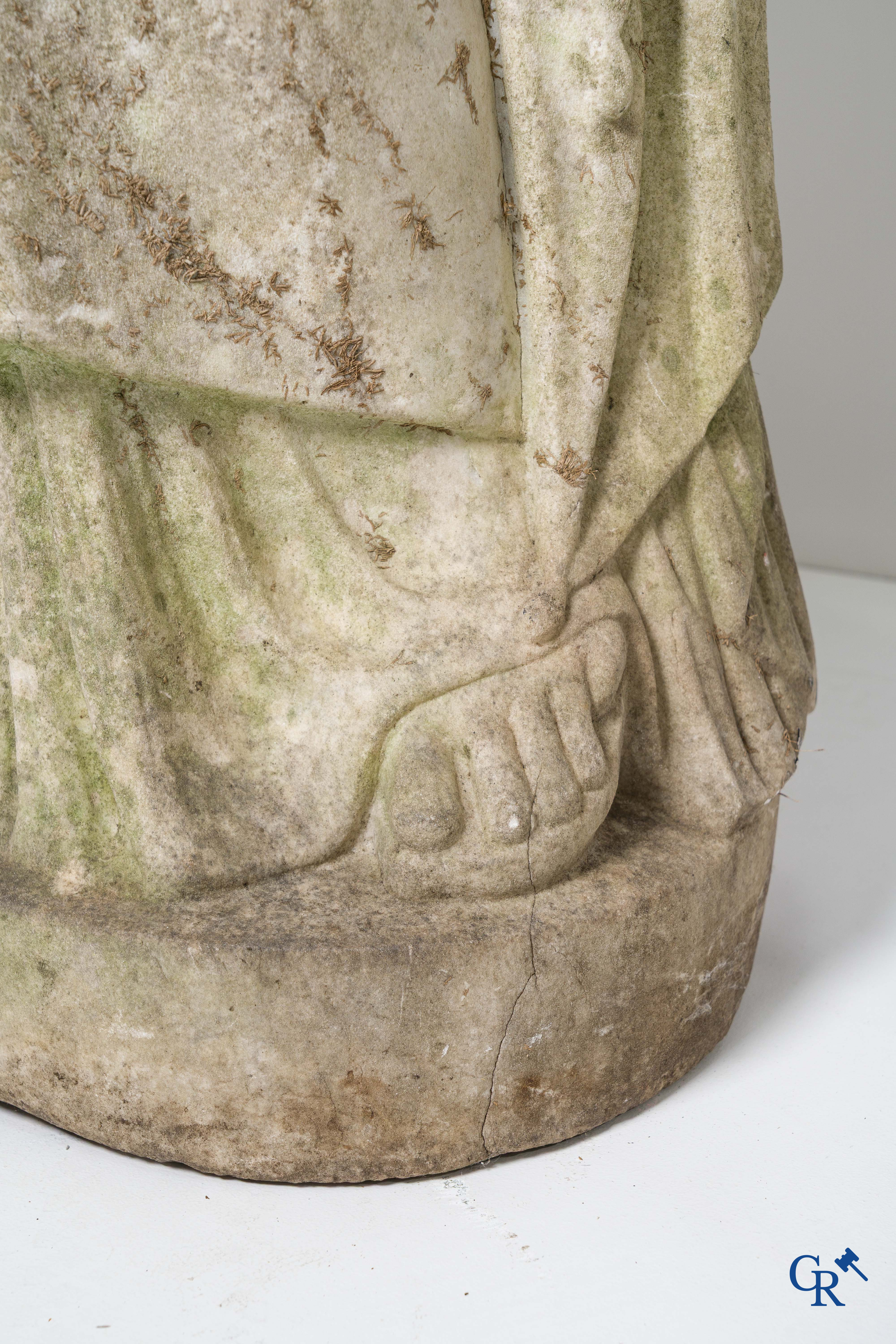 2 Imposante sculpturen in gebeeldhouwd marmer. De Romeinse godin Cerès en de Griekse god Asklepios. Circa 1700-1750.