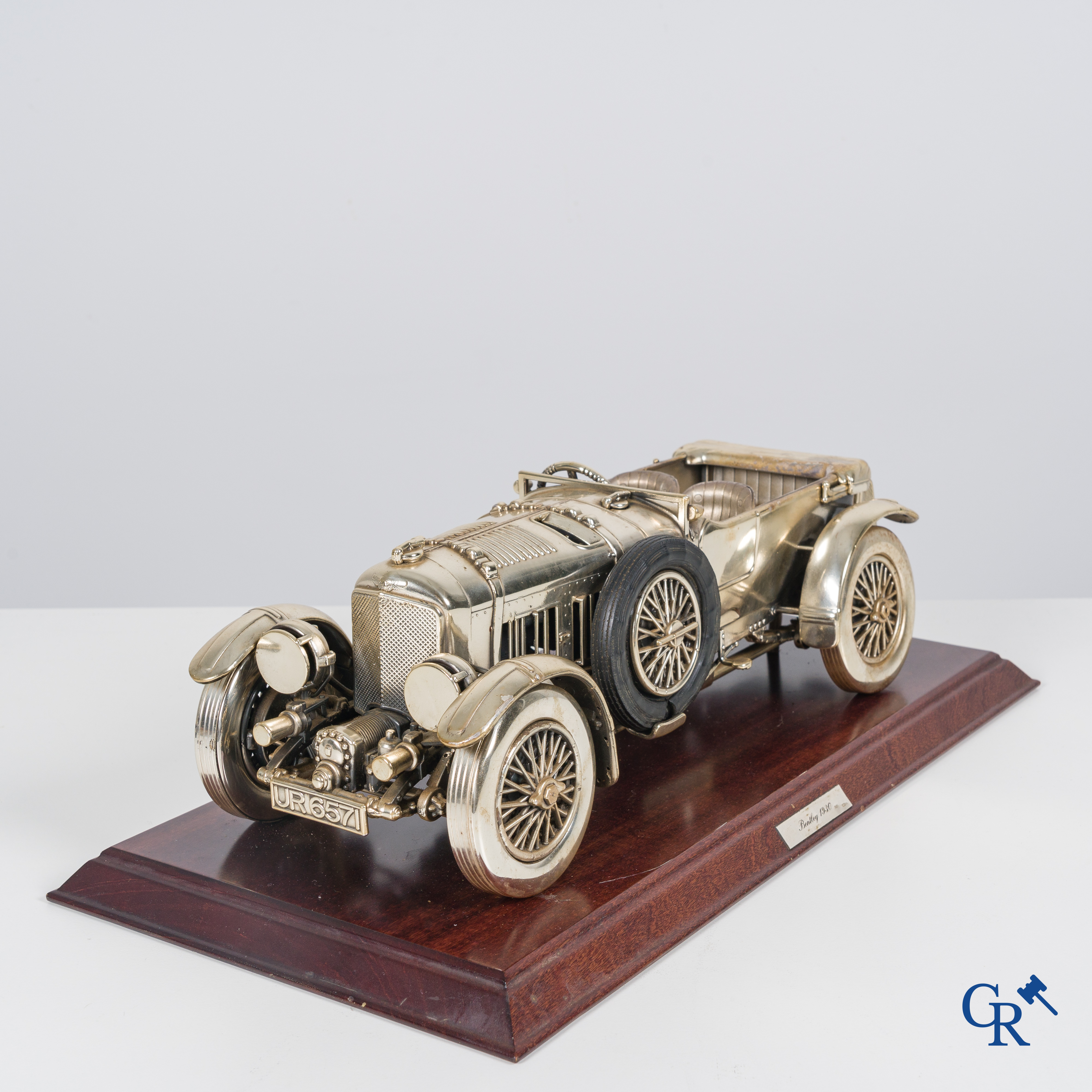 Bentley, een uitzonderlijk fijn gedetailleerd sterling zilveren 925°/00 schaalmodel van een 30 er jaren Bentley.