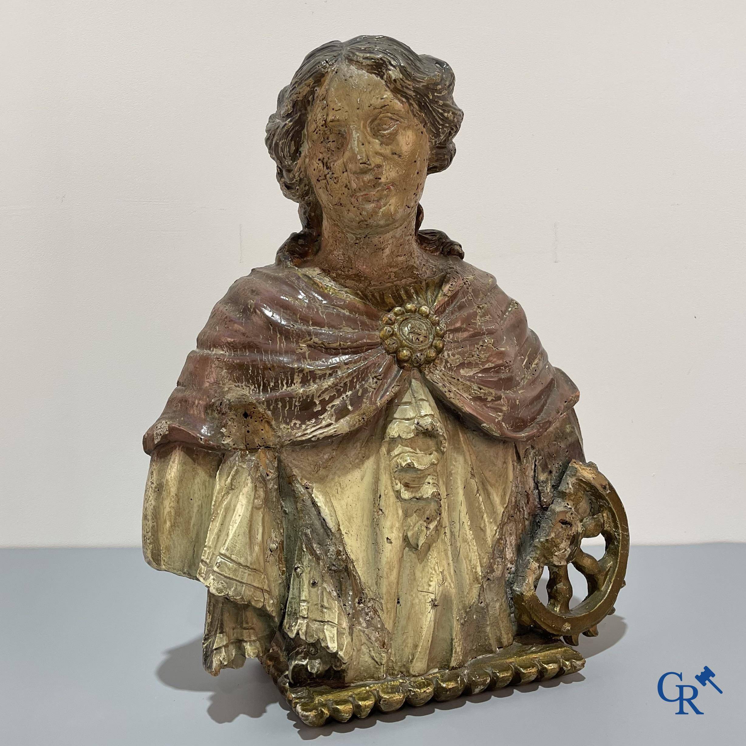 Religieuze objecten, een fijngesculpteerd en gepolychromeerd houten borstbeeld van Sint Catharina. 18e eeuw.