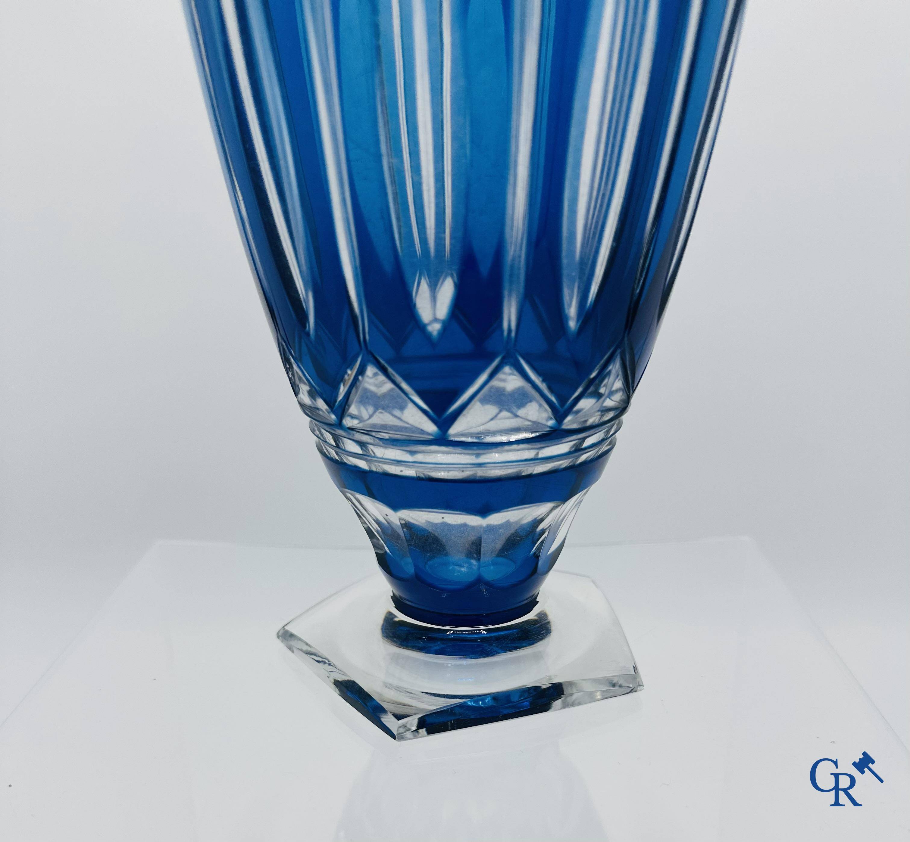 Val Saint Lambert: Léon Ledrut: Vase en cristal avec motif  "Danse de flore" sur fond bleu.