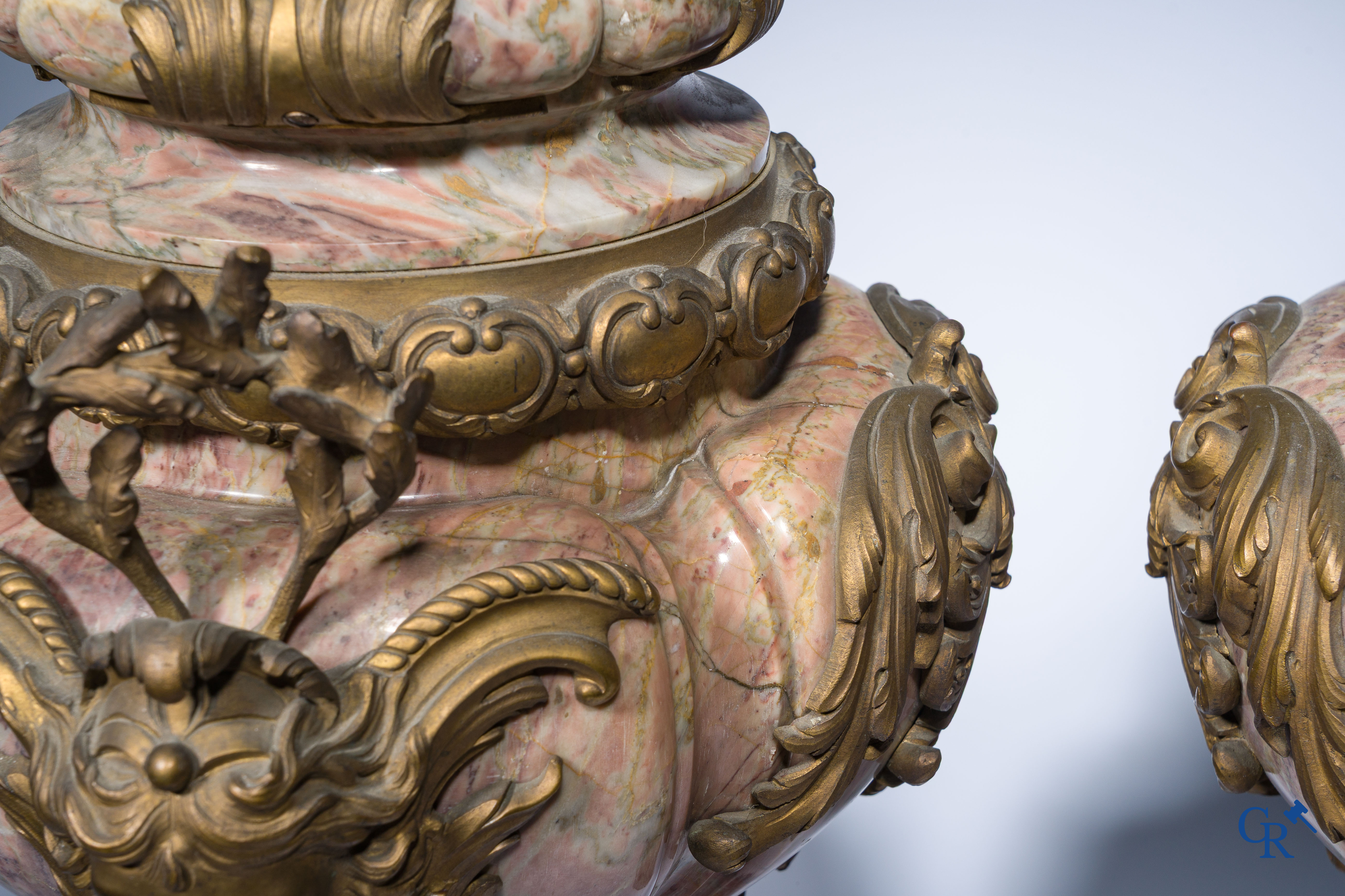 Uitzonderlijk paar cassolettes in fijn gesculpteerde marmer met bronzen monturen. LXVI-Stijl.