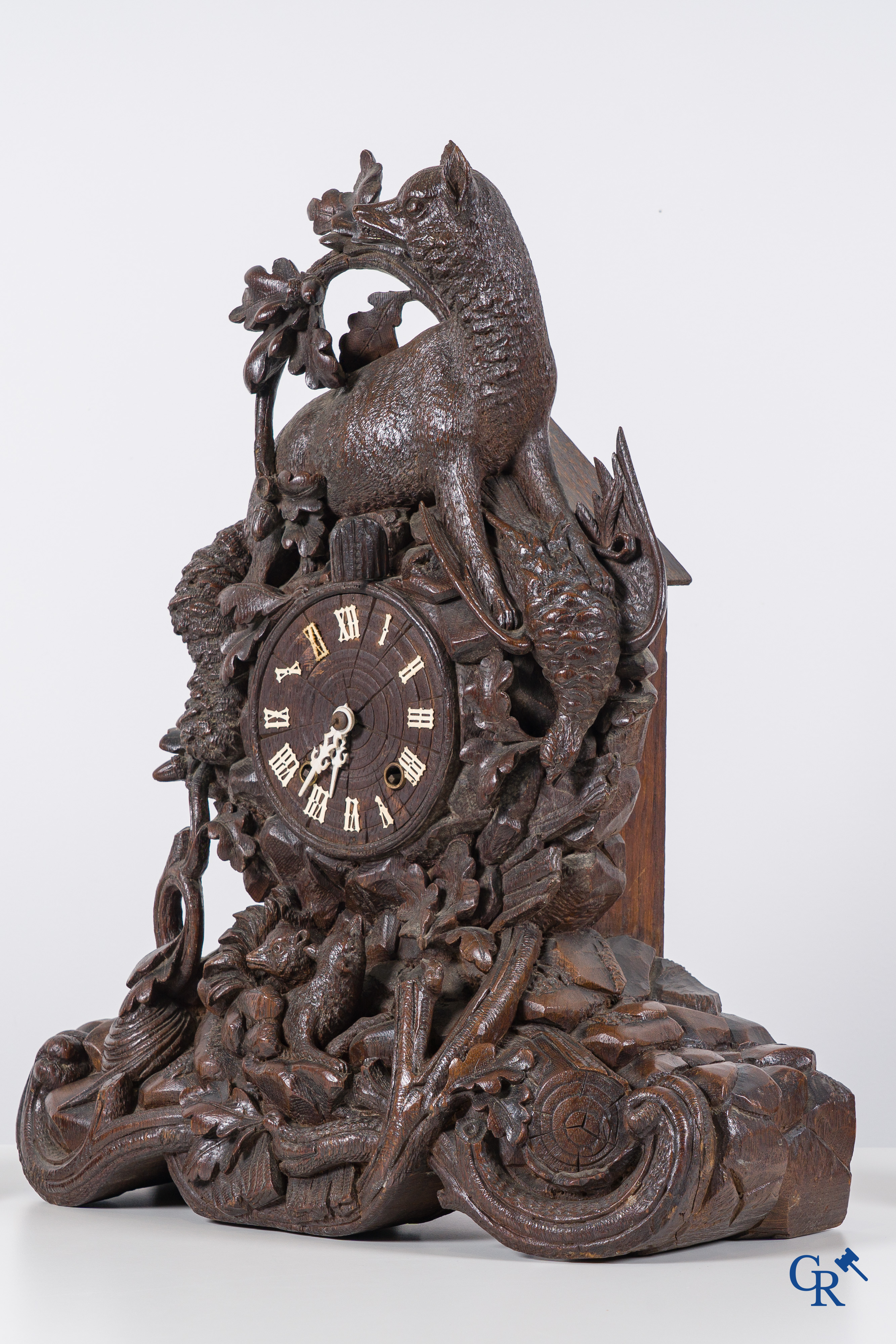 Forêt-Noire, vers 1900. Une grande horloge coucou 3 pièces en bois sculpté.