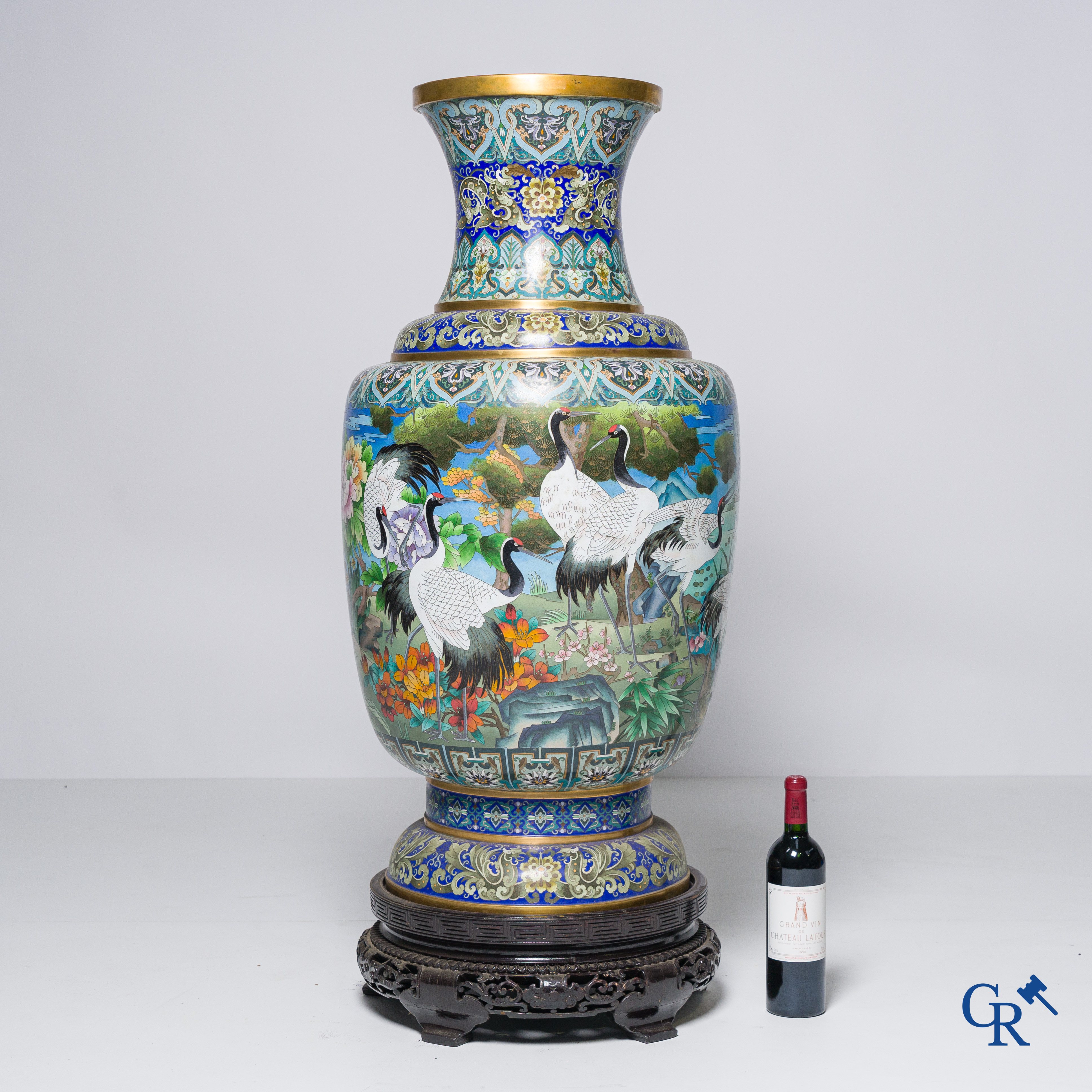 Art Asiatique, un très imposant vase en cloisonné avec des grues. XXème siècle.