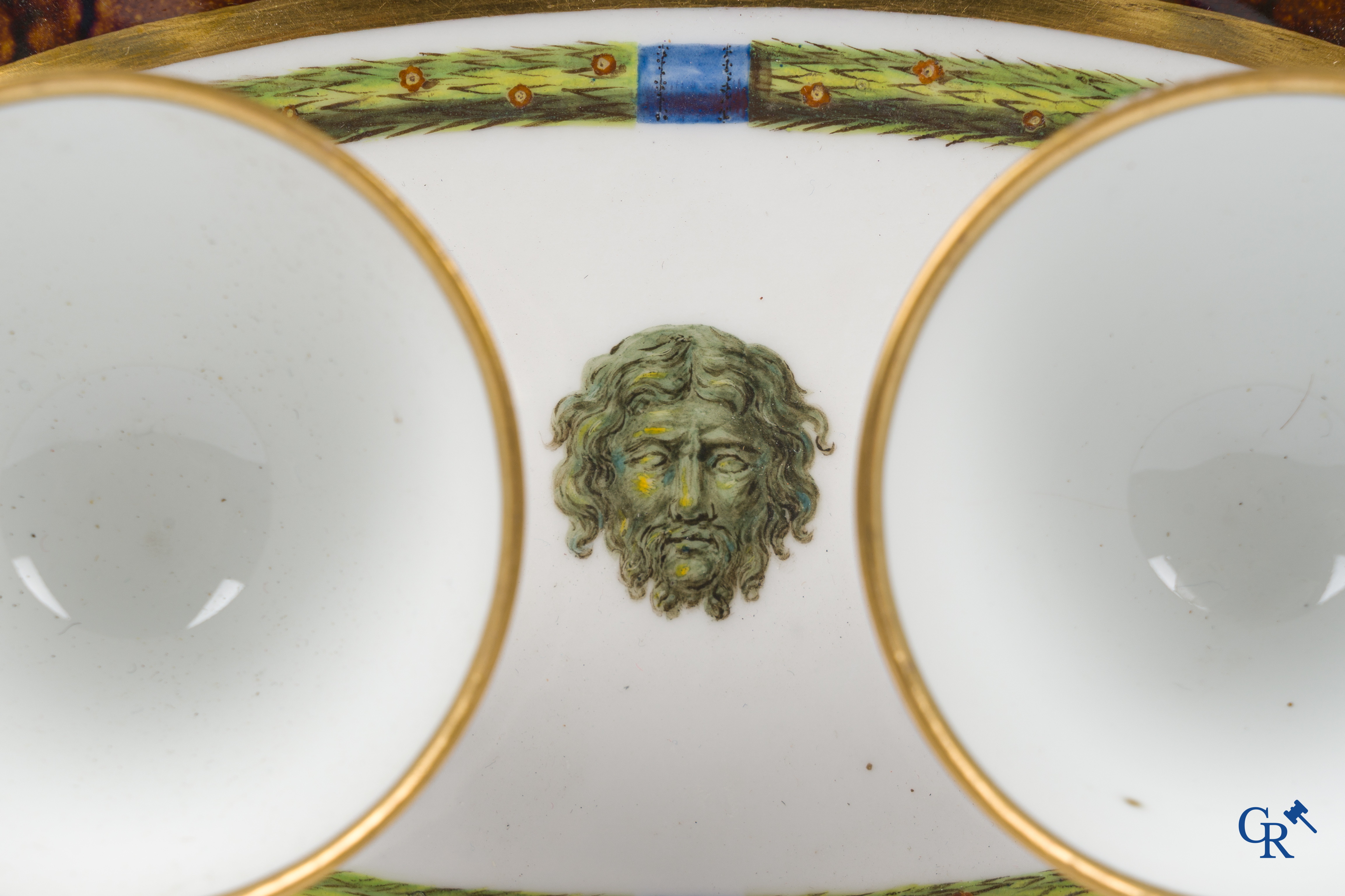 Manufacture nationale de Sèvres. Ovaal vormstuk in porselein met schildpadkleurige achtergrond. Consulaat, circa 1802.