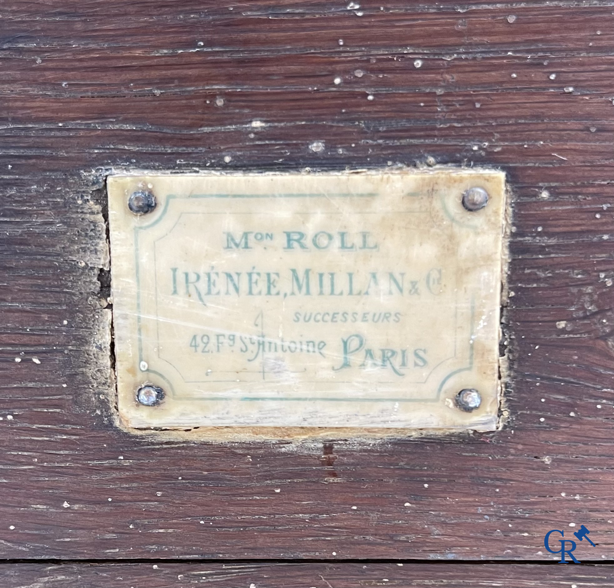 Maison Roll, 42, Rue Faubourg St. Antoine Paris. Een uitzonderlijk desserte meubel in gesculpteerd notelaar. LXVI-Stijl.
