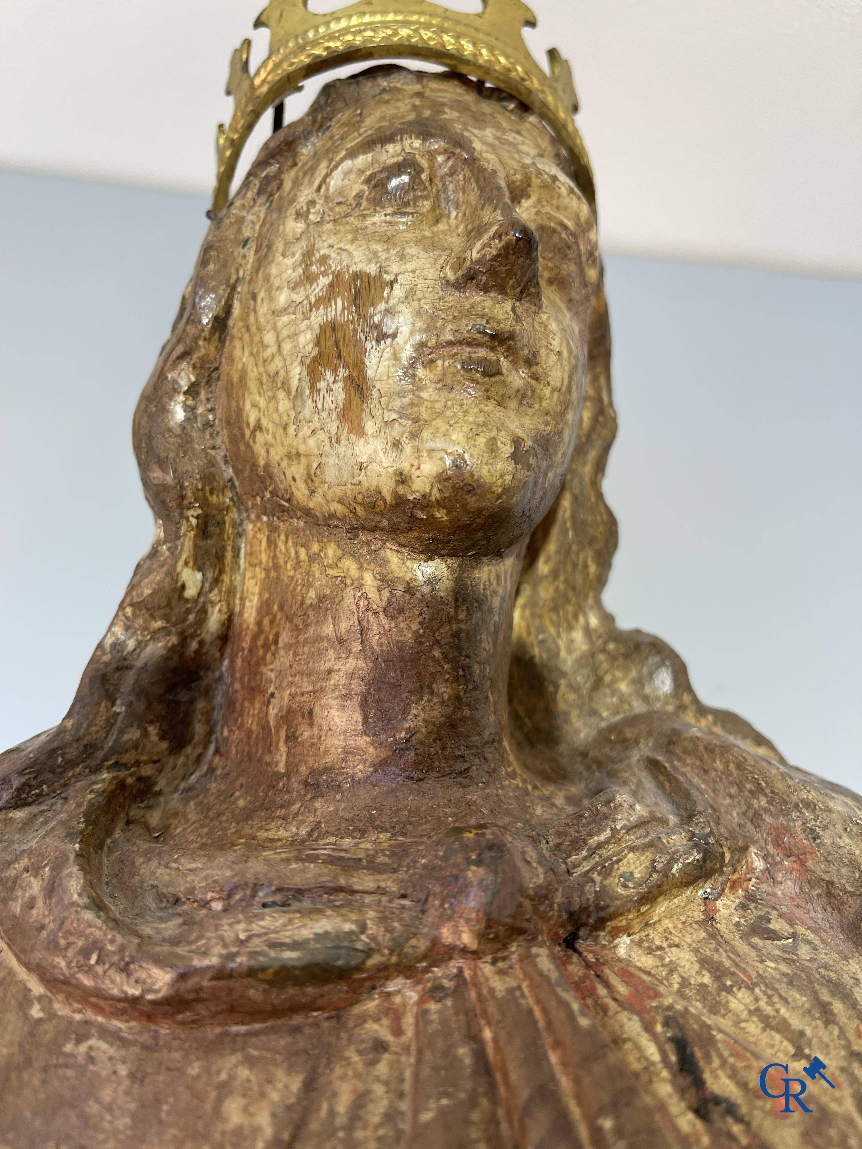 Religieuze objecten: Een houtgesculpteerde voorstelling van Sint Catharina en keizer Maxentius. 17e-18e eeuw.