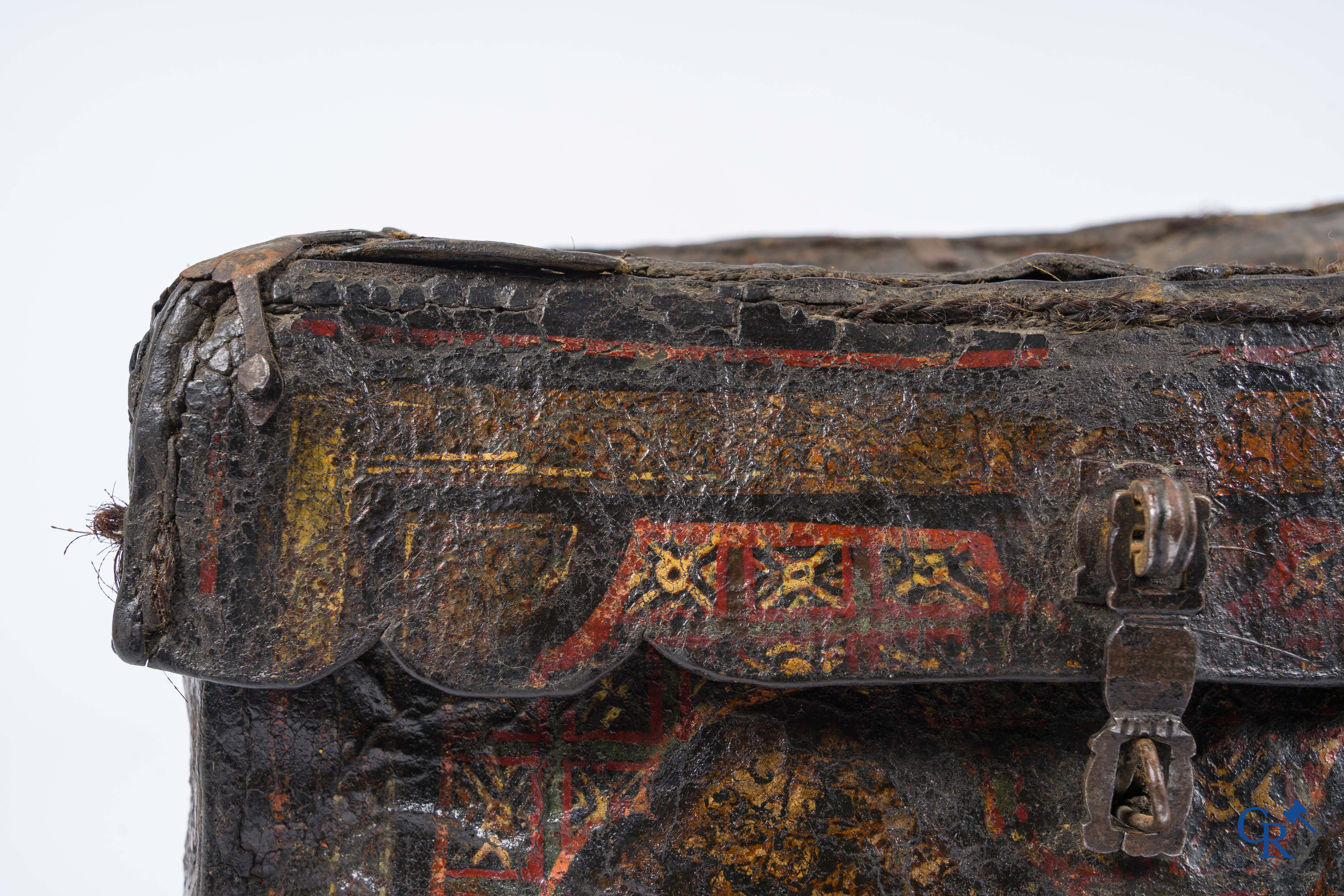 Antiek lederen geld of documenten koffer met origineel smeedijzer slotwerk.