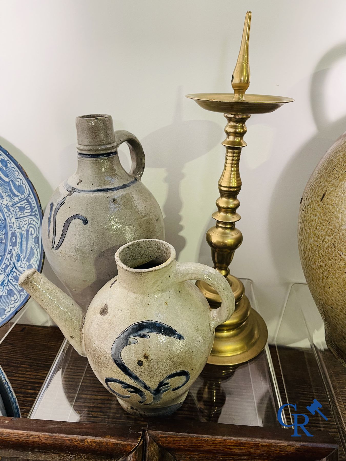 Groot lot met diverse antiquiteiten.