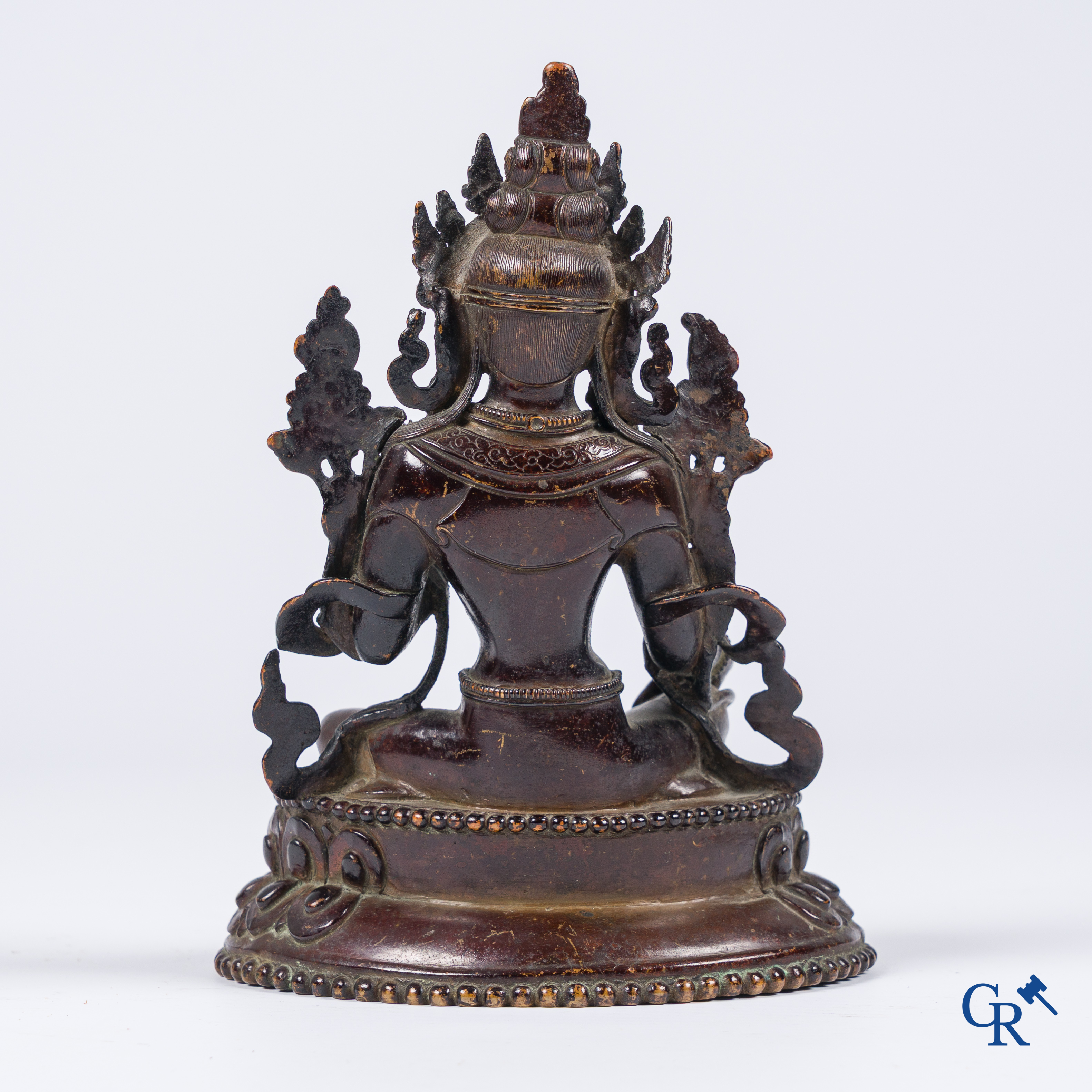 Aziatica, een fijne Sino-Tibetaanse bronzen voorstelling van een zittende Tara. 19e eeuw.