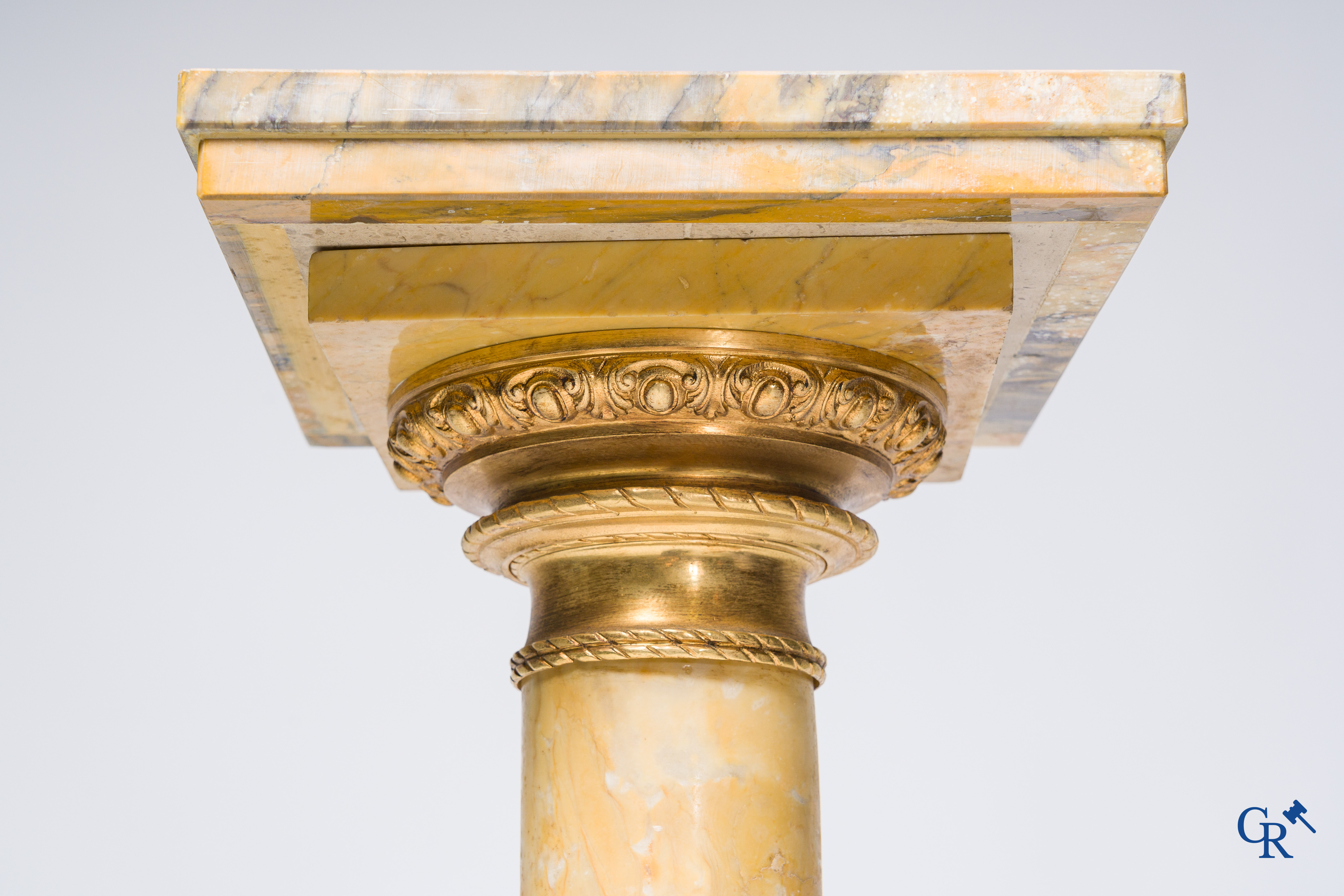 A pedestal in onyx and gilded bronze. Around 1920.