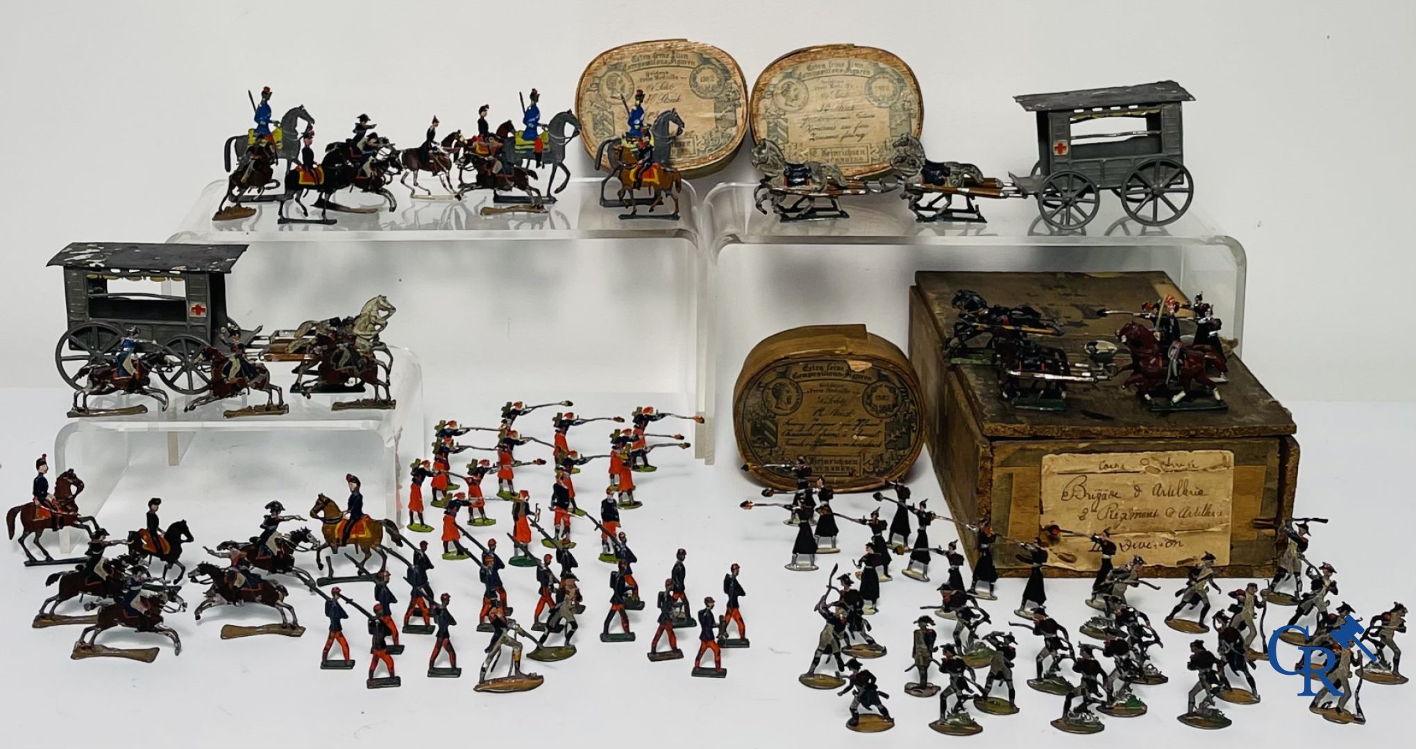 Antique toys: Large lot of tin soldiers and carriages. Heinrichsen in Nuremberg.