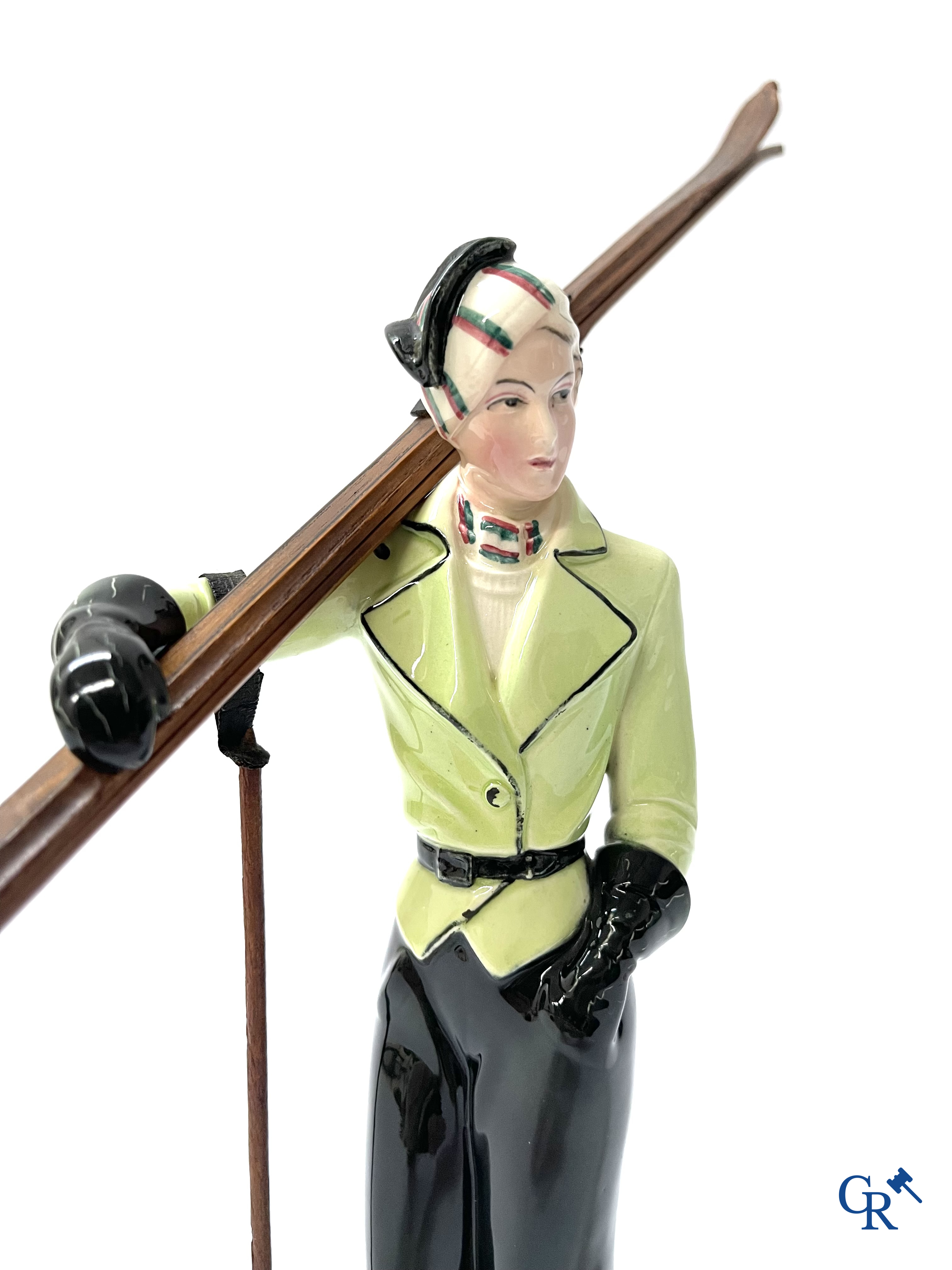 Hertwig en Company, Katzhütte, Thüringen. Een skiester in fijn polychroom en geglazuurd aardewerk. Circa 1930.