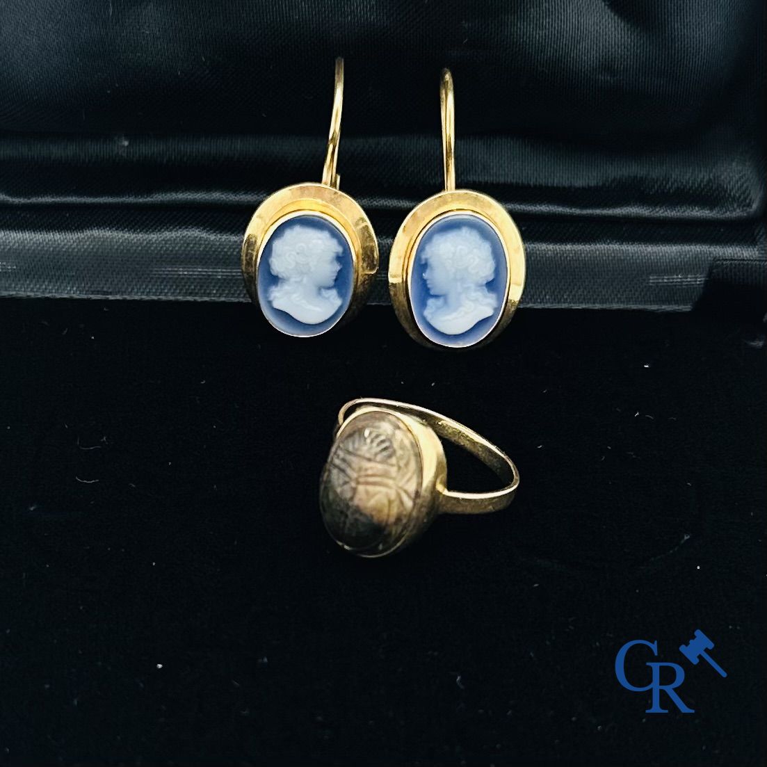 Jewellery: Lot consisting of a ring in gold 18K and a pair of earrings in gold 18K.