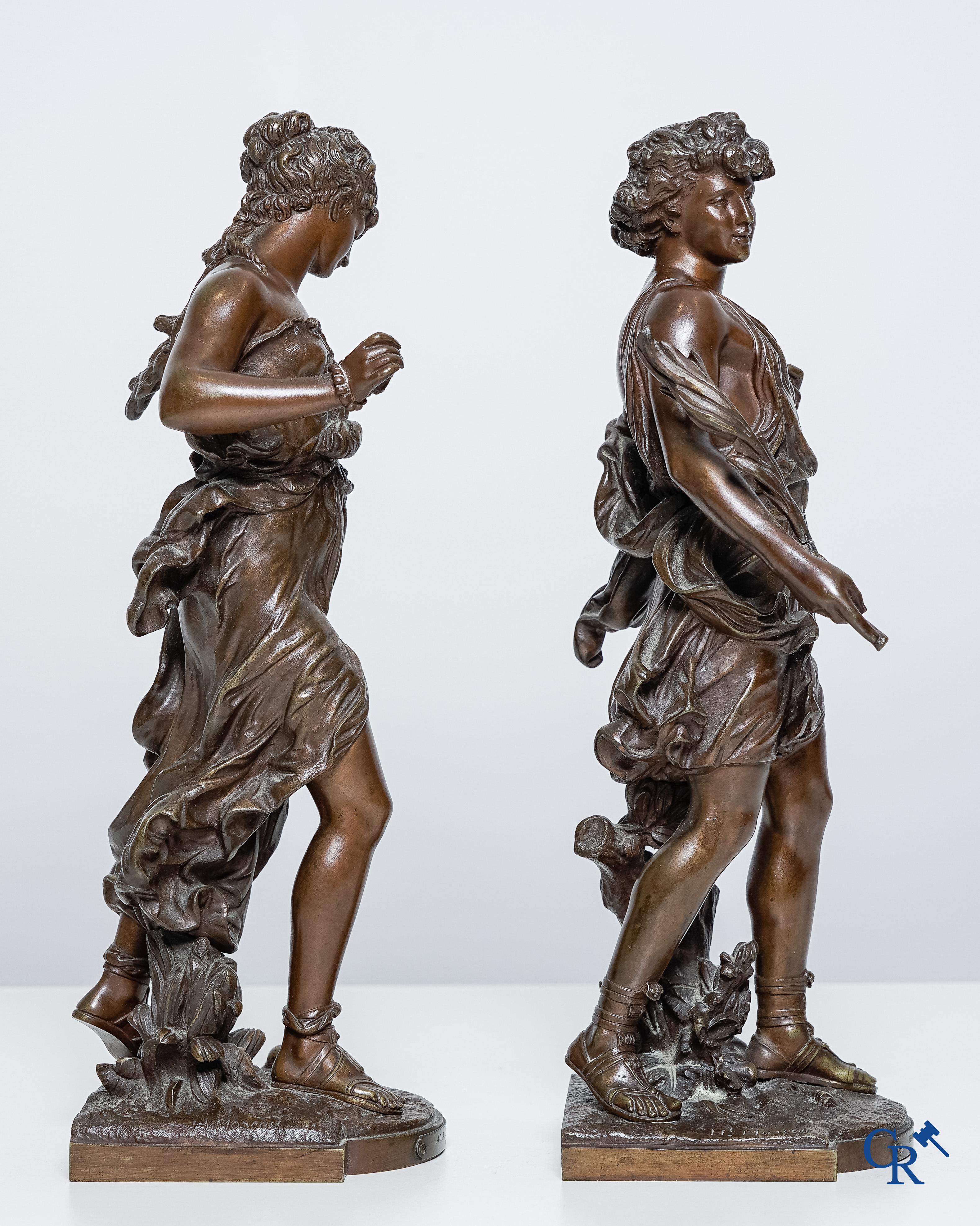 Hippolyte Moreau (1832-1927) Hippomène et Atalante. Paire de statues en bronze à la patine brune.