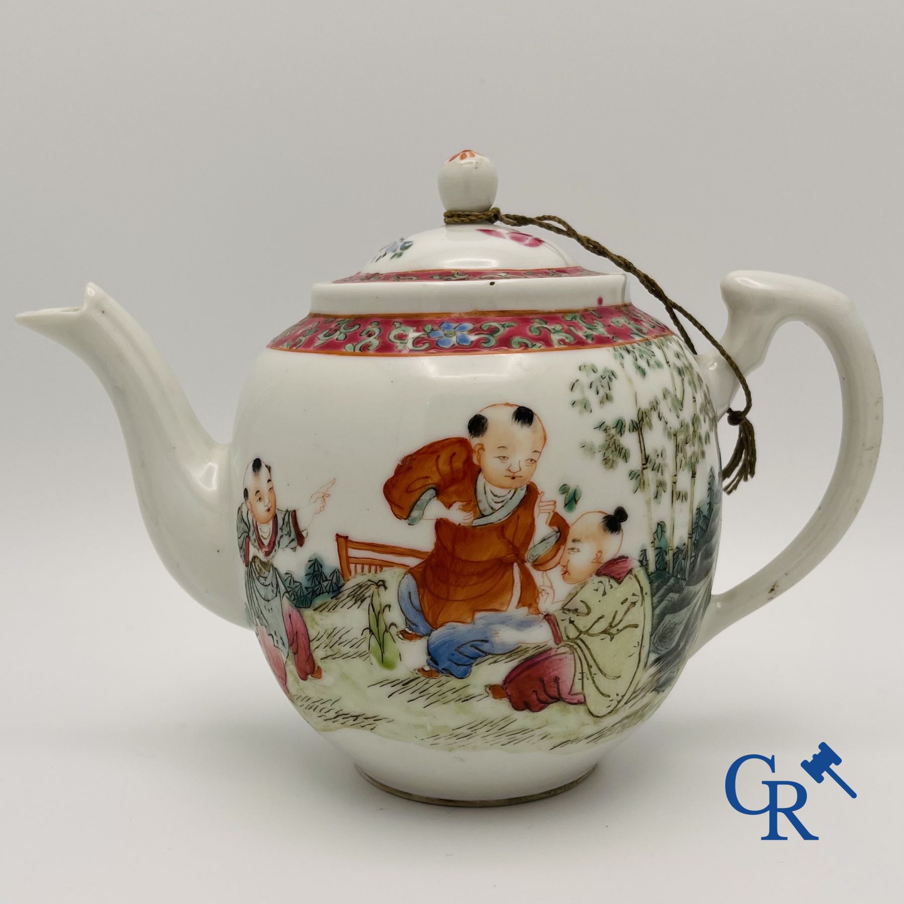 Art Asiatique: théière chinoise en porcelaine famille rose avec un décor d'enfants.