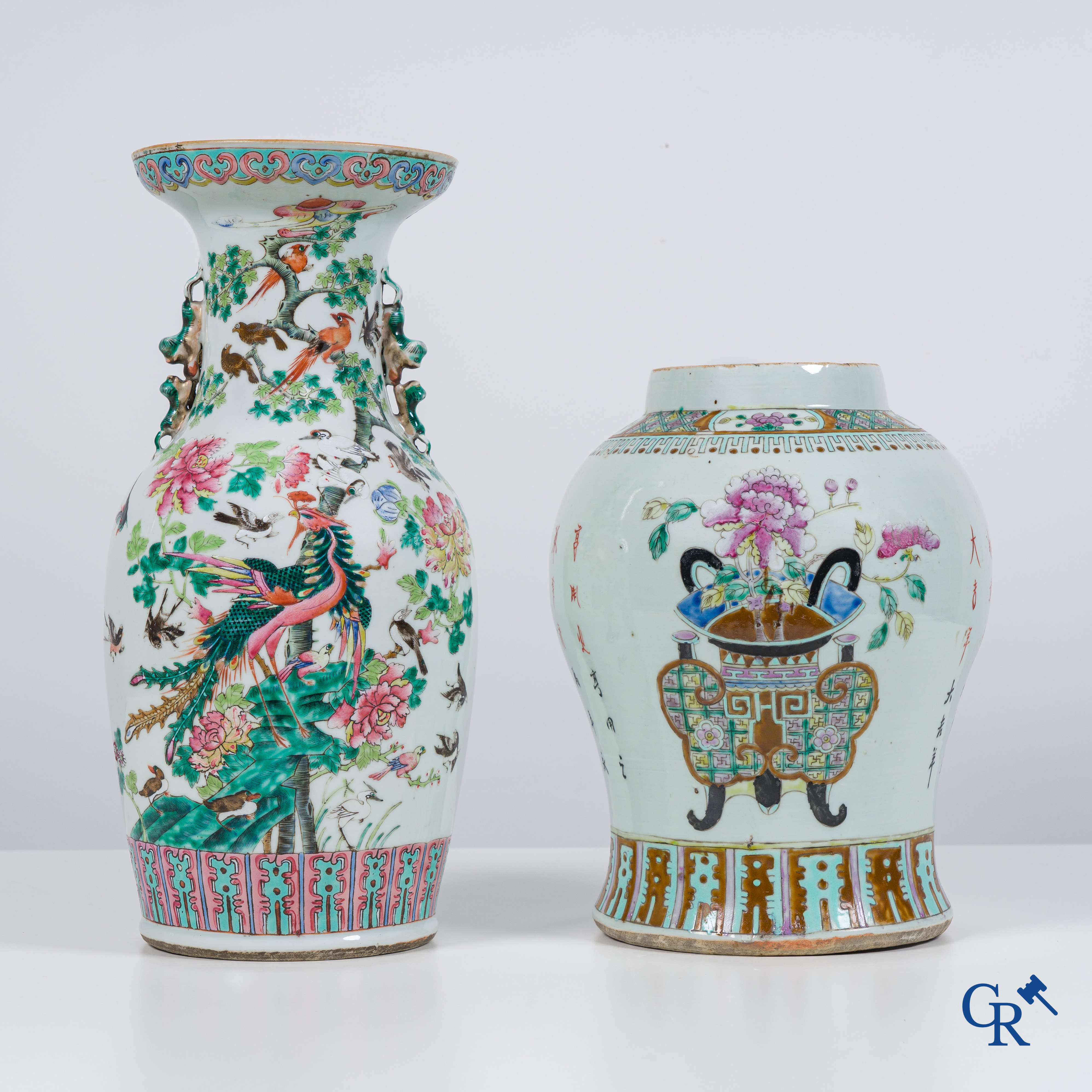 Chinese porcelain: A Chinese porcelain vase with phoenixes and blossoms and a potiche with mobilierendecor. 19th century.