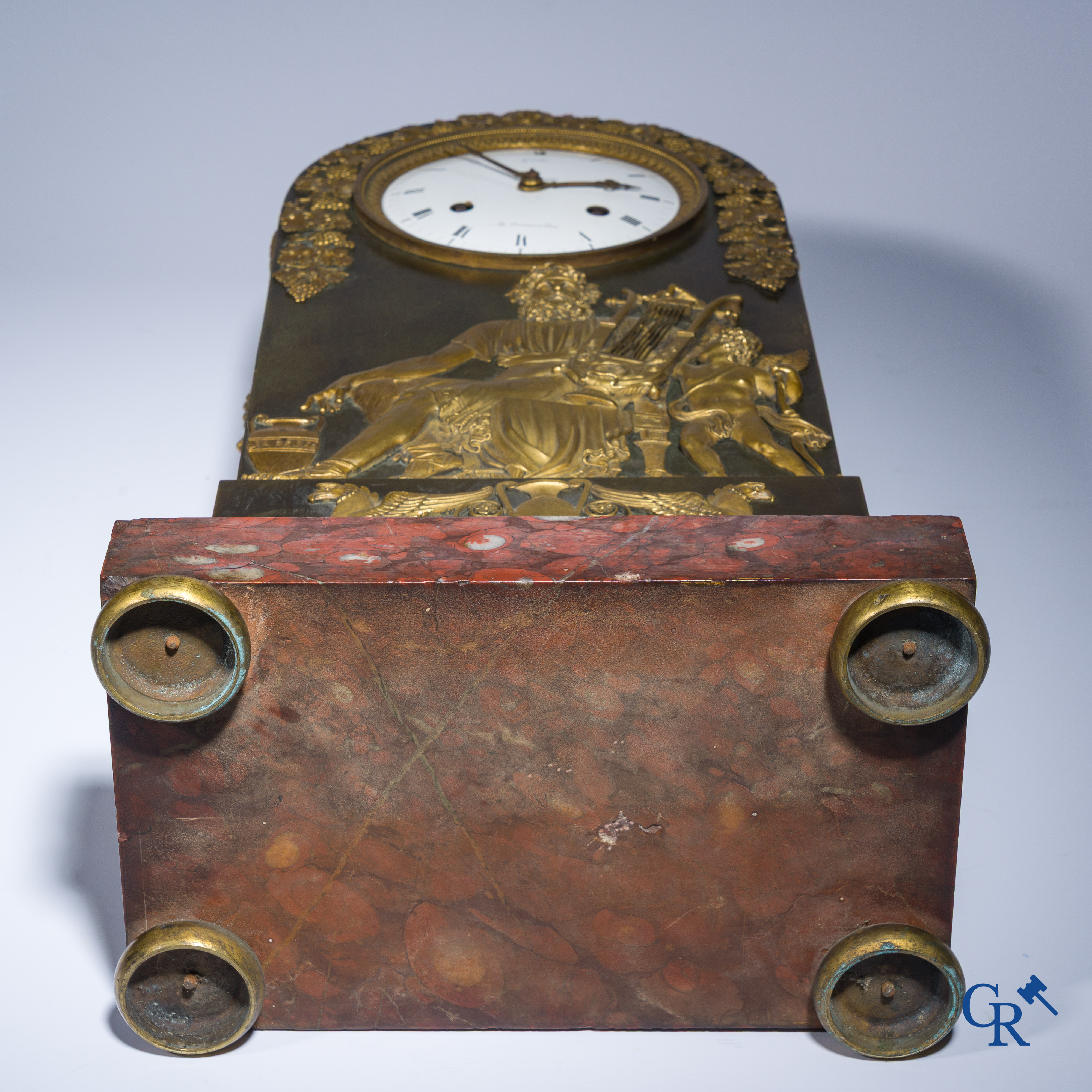 Claude Galle, Rue Vivienne à Paris. Pendule borne "Anacreon" in verguld en gepatineerd brons. Empire, Circa 1806.