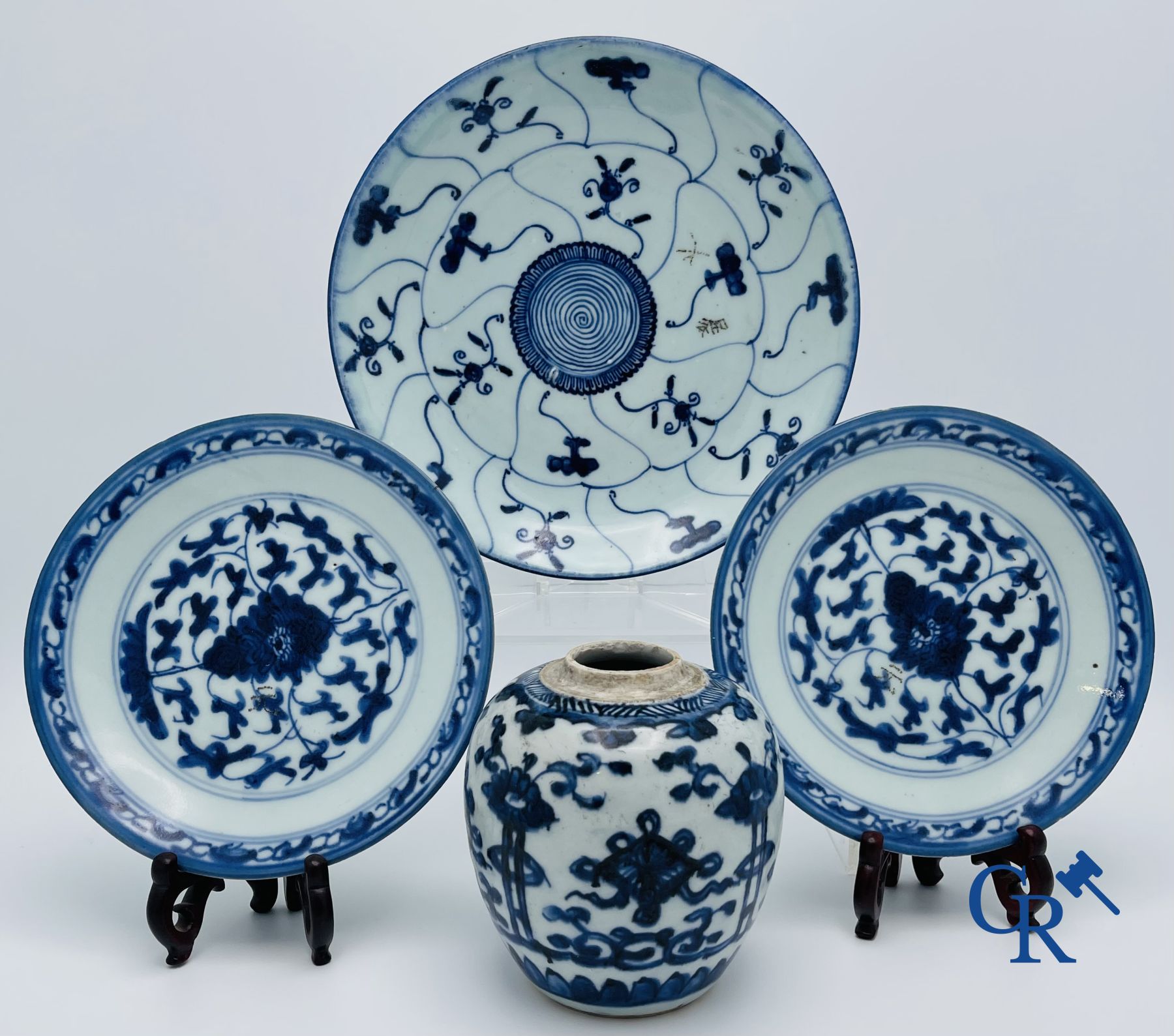 Asian Art: Beautiful lot of Chinese porcelain.