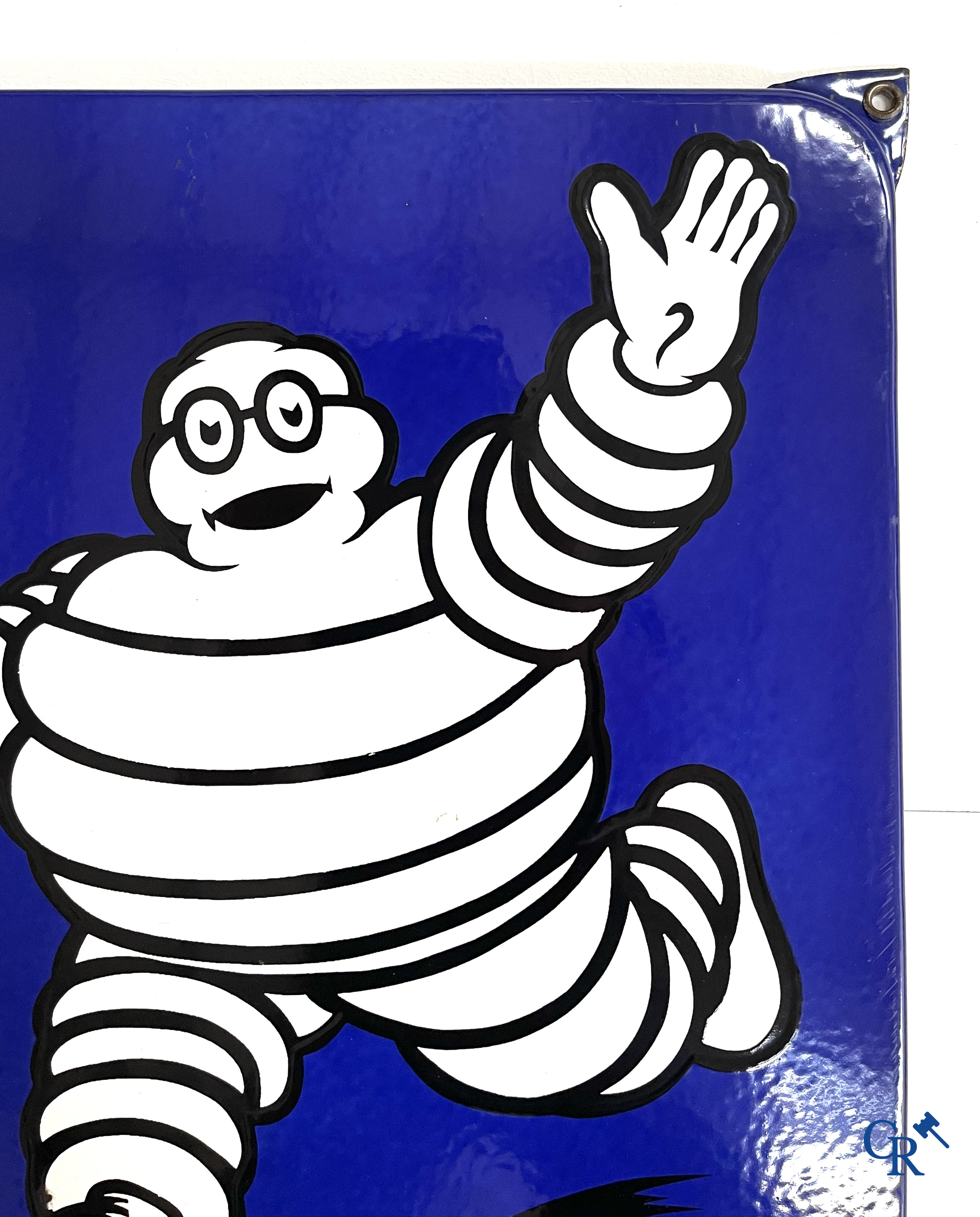 Michelin, groot emaille reclamebord met gele en blauwe achtergrond voor Michelin banden. Emaillerie Belge, 1958.
