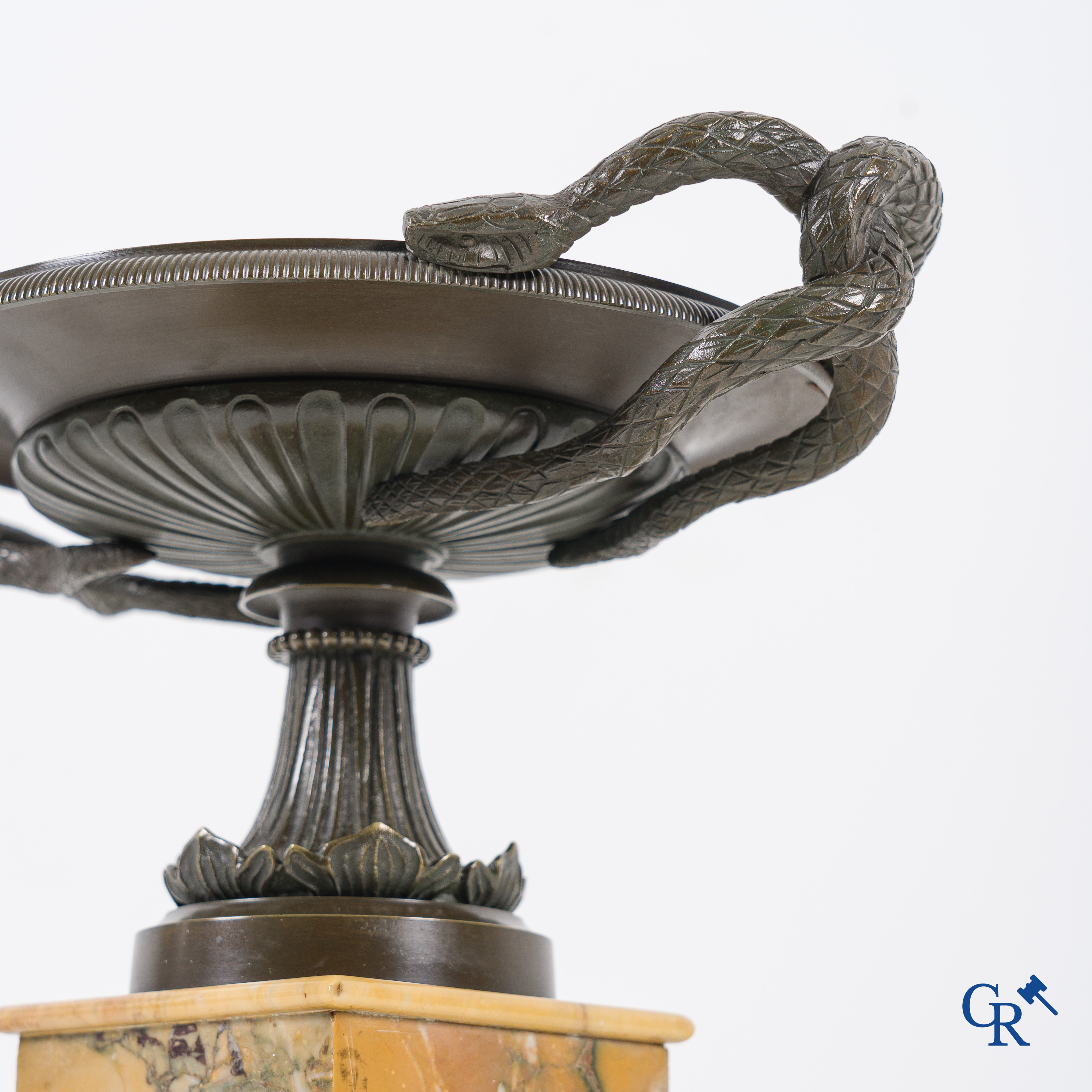 A finely crafted bronze tazza on a Giallo Siena marble pedestal. Empire style. Period 1860.