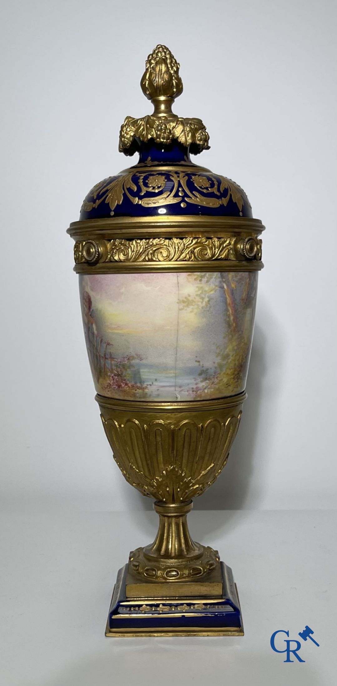 Porcelaine: Sèvres: Paire de vases en porcelaine de Sèvres montés en bronze. Napoleon III.