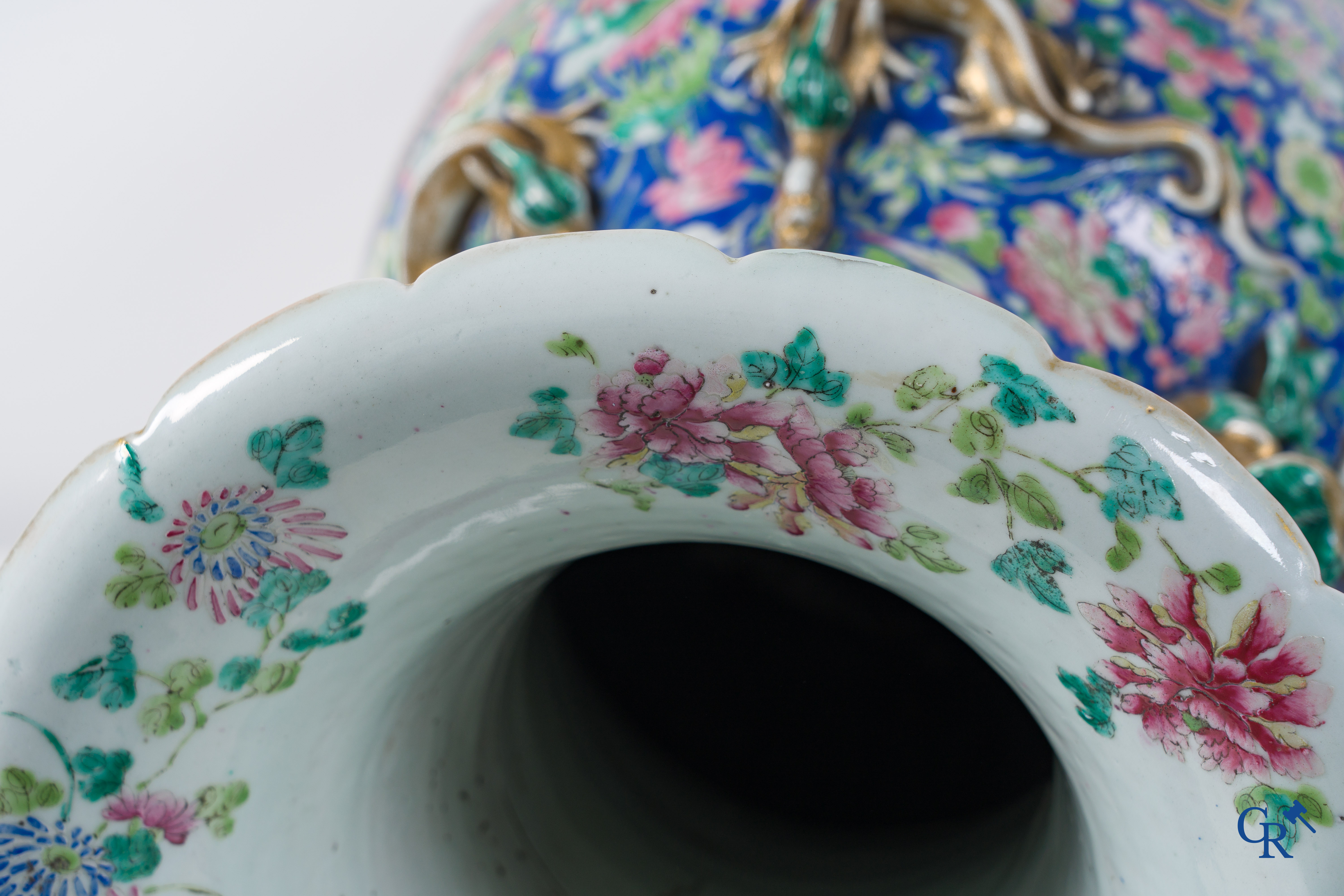 Art Asiatique: Porcelaine chinoise. Une paire d'importantes vases chinois avec un décor famille rose. Chine 19ème siècle.