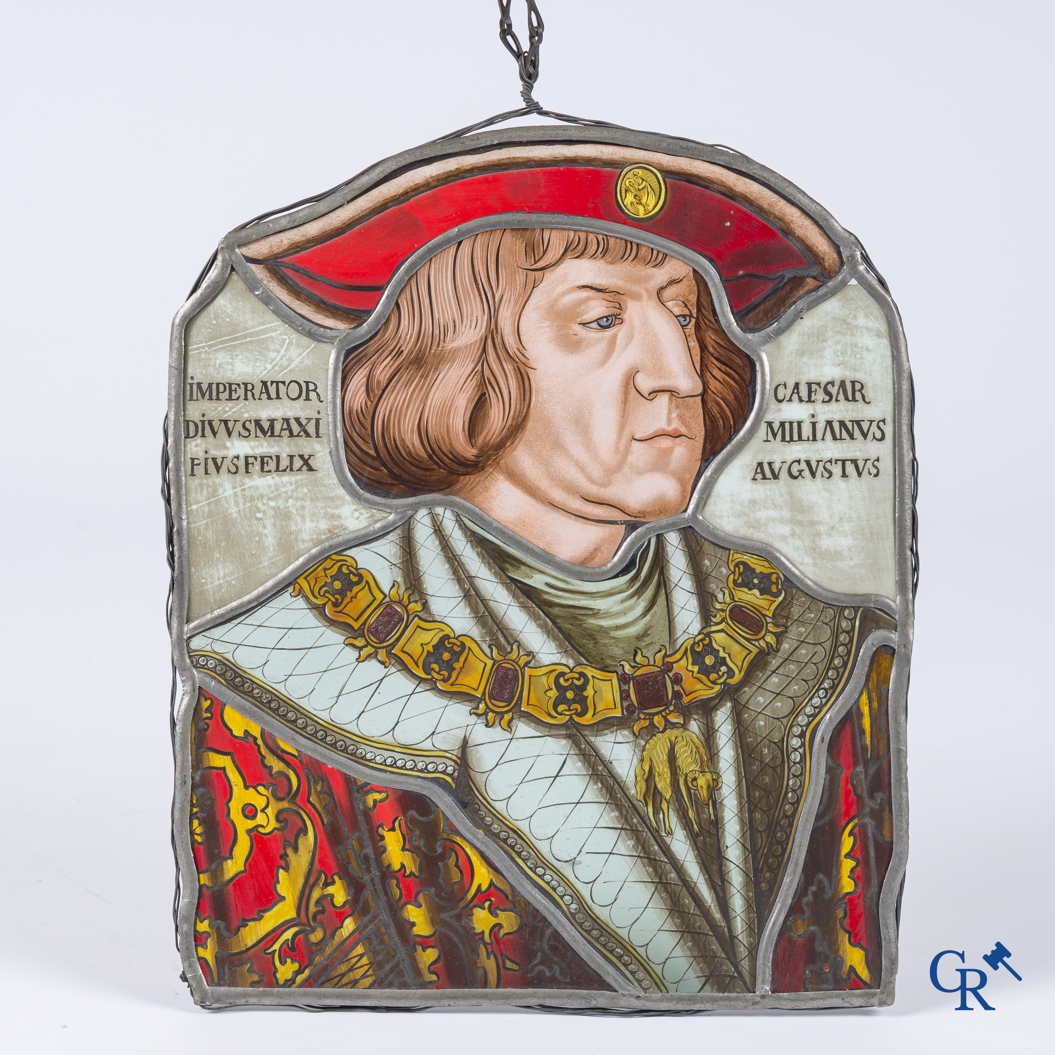 Een fragment van een antiek brandglas met het portret van Maximiliaan I van Oostenrijk.