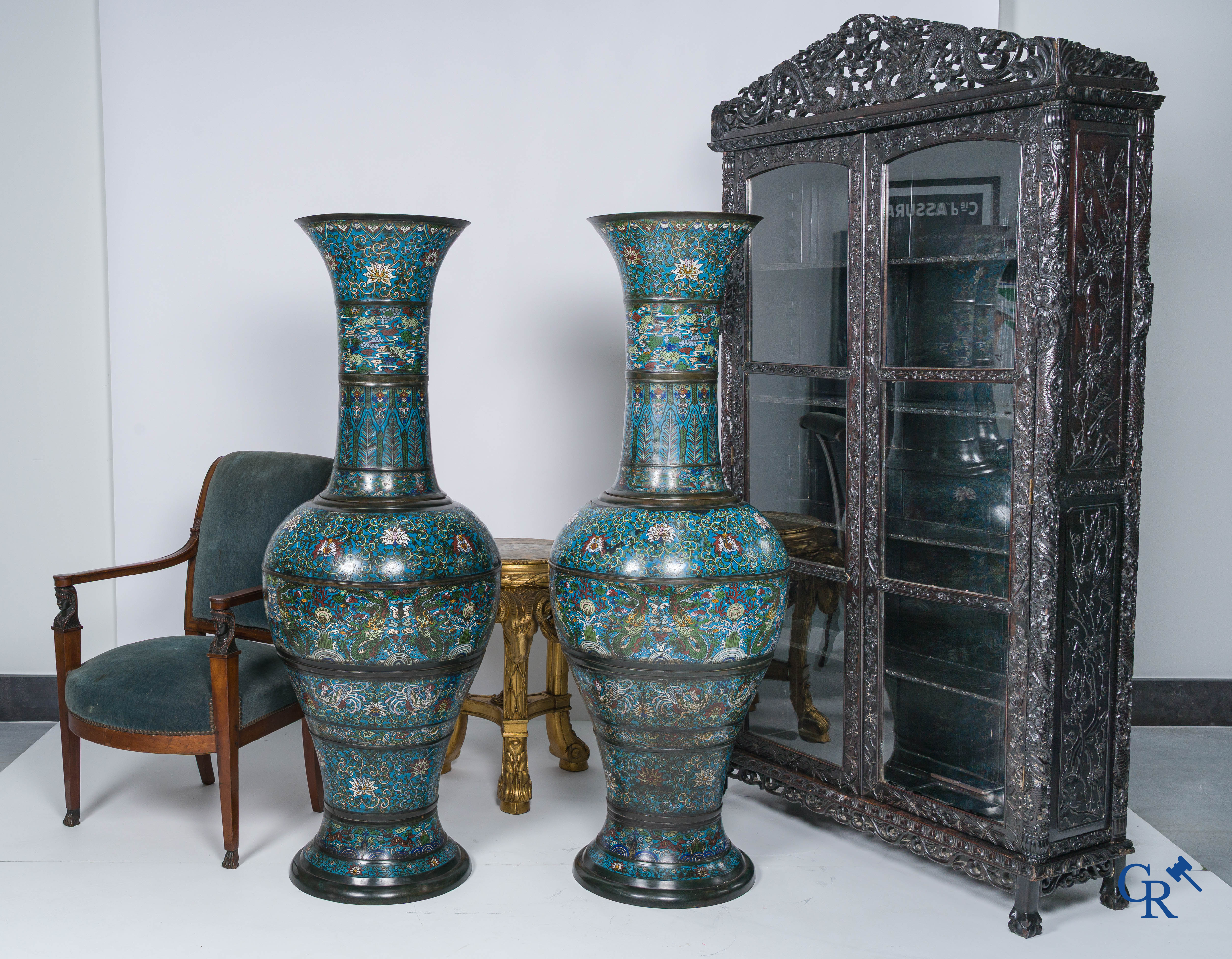 Aziatica, een imposant paar vazen in Champlevé met een decor van draken, lotusbloemen en feniksen, 19e eeuw.