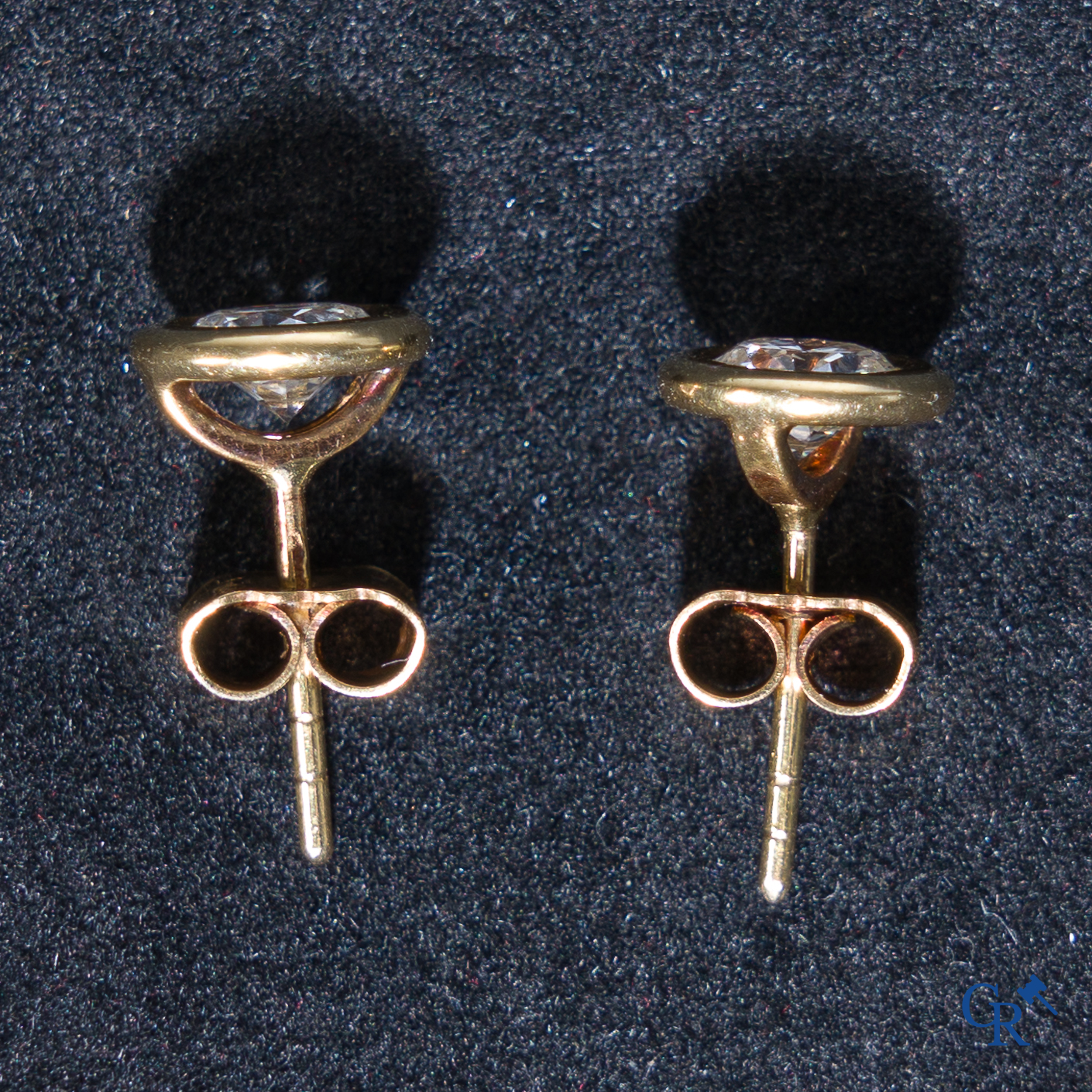 Jewellery: A pair of earrings in gold 18K (750°/00) set with diamonds.