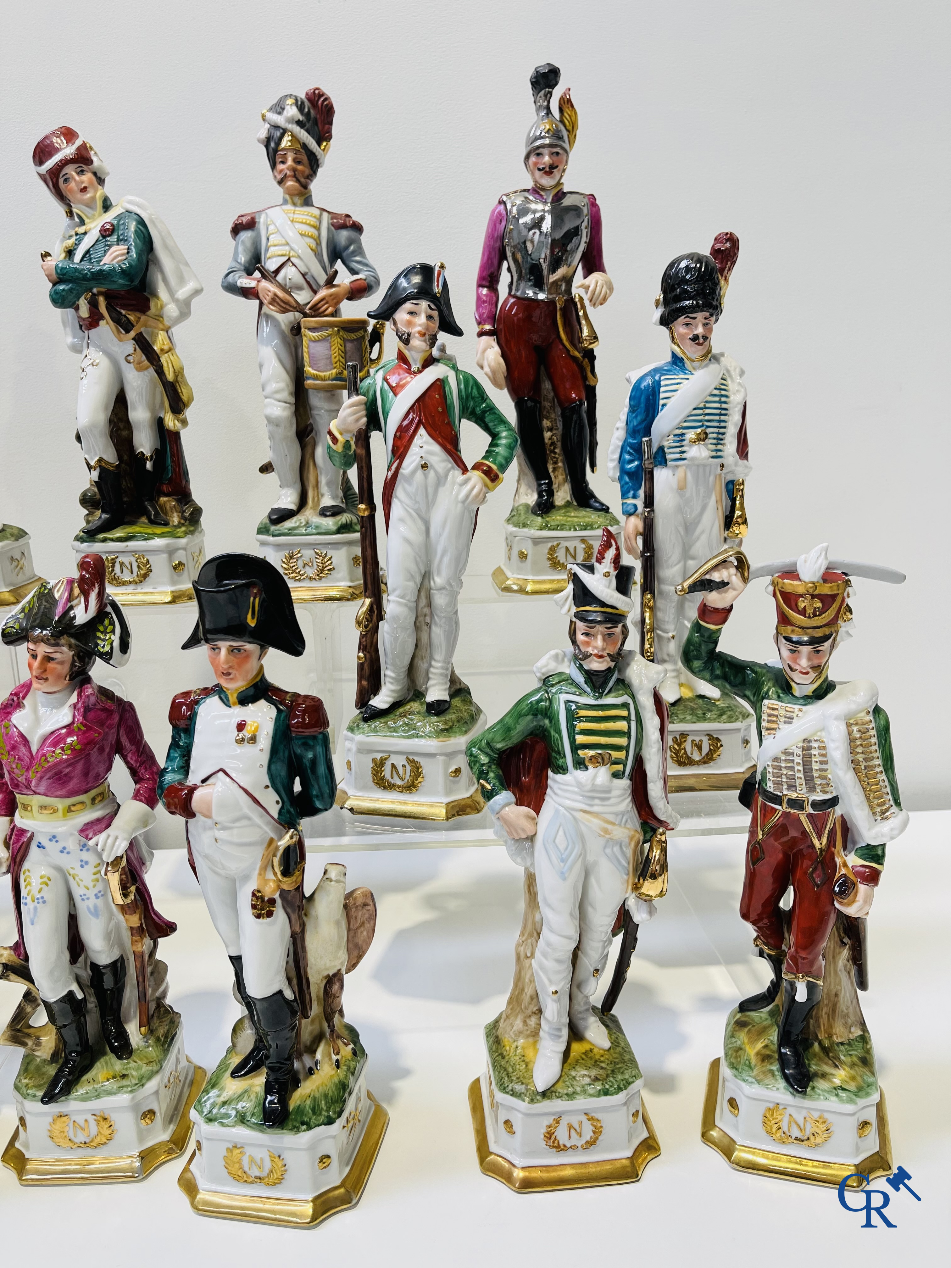 Porcelaine de Saxe: 18 grands personnages en porcelaine de Saxe avec des représentations de l'époque napoléonienne.