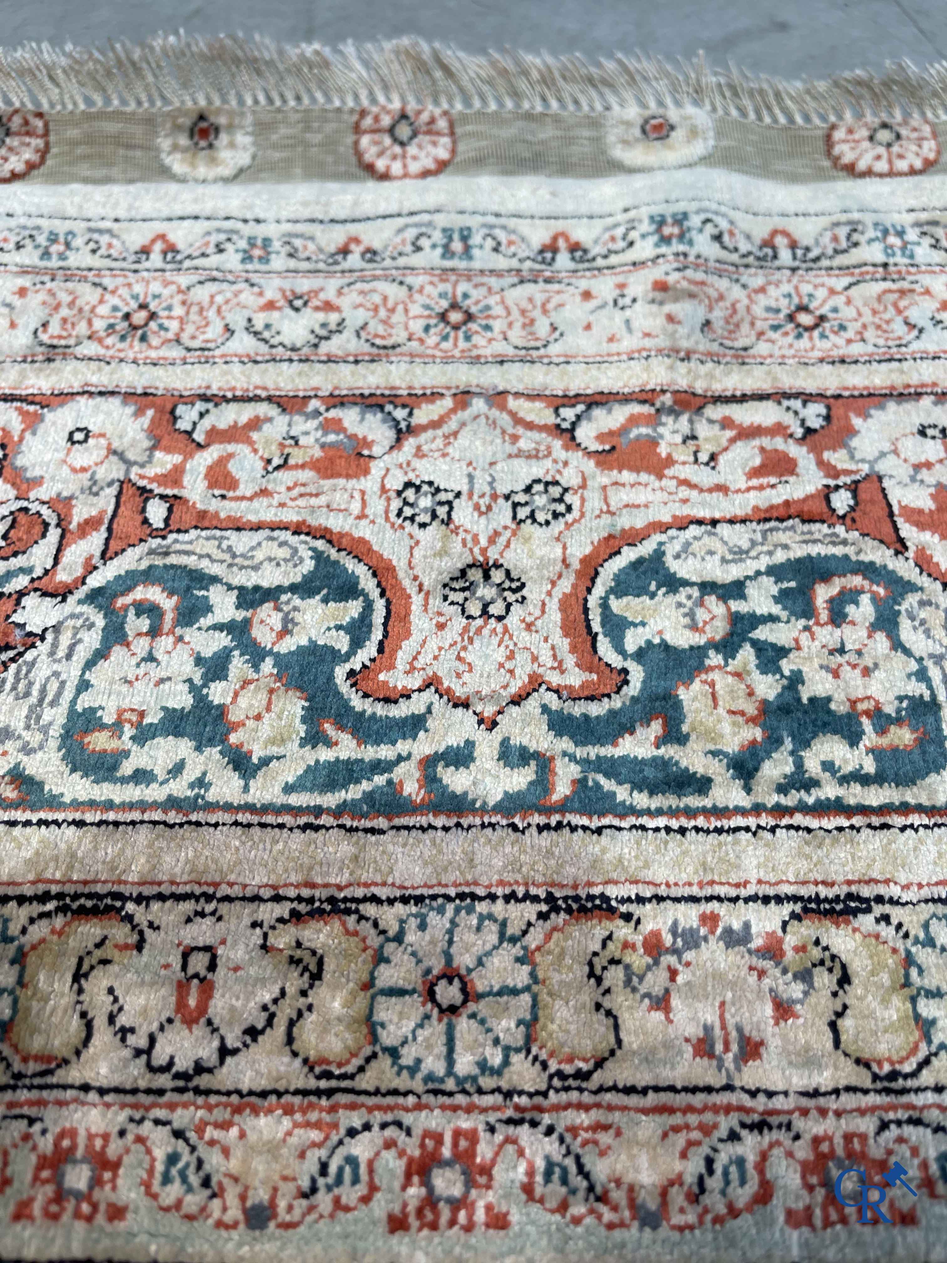 Tapis d'Orient: Hereke, un tapis d'orient en soie finement noué au décor floral.