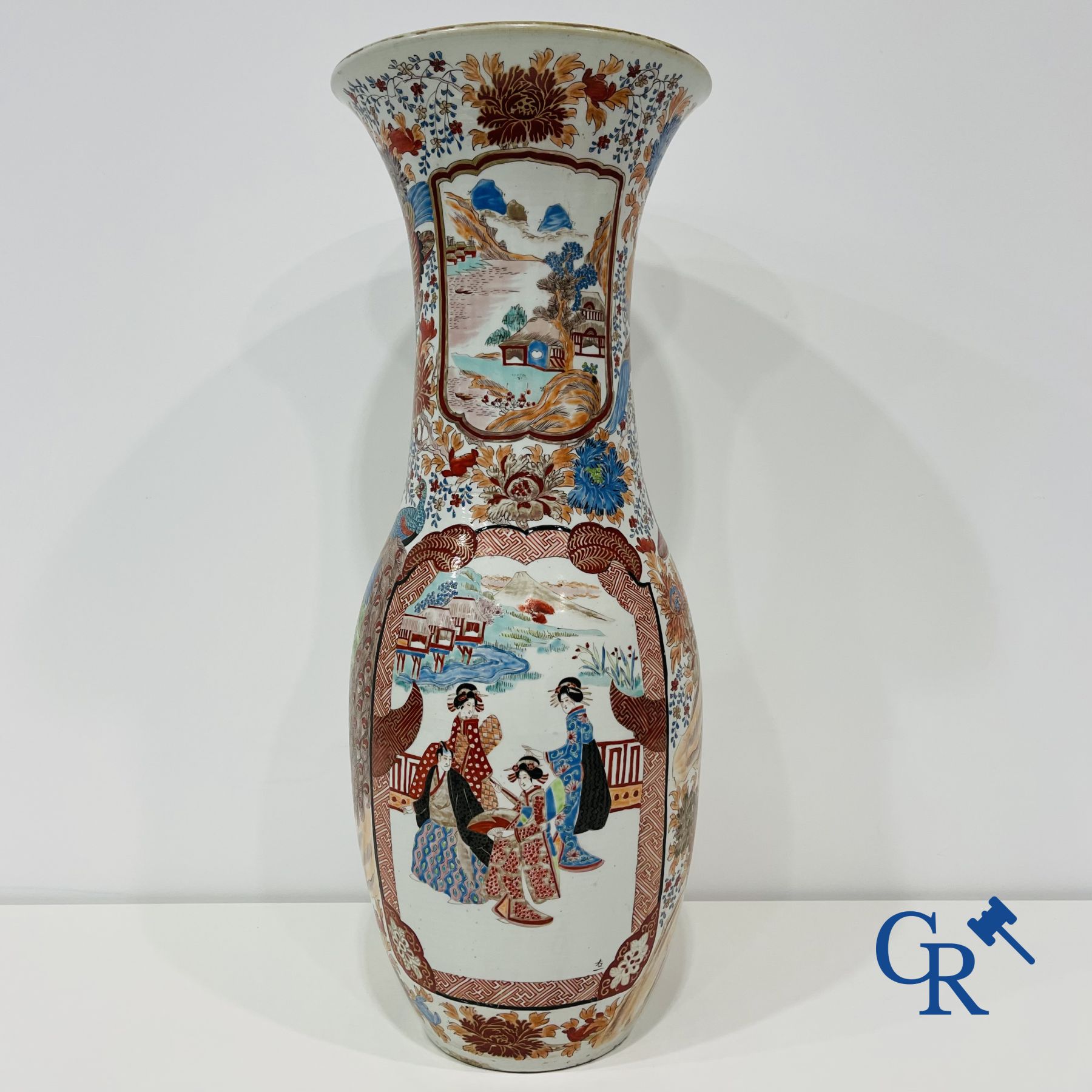 Art Asiatique: Un grand vase en porcelaine japonaise.