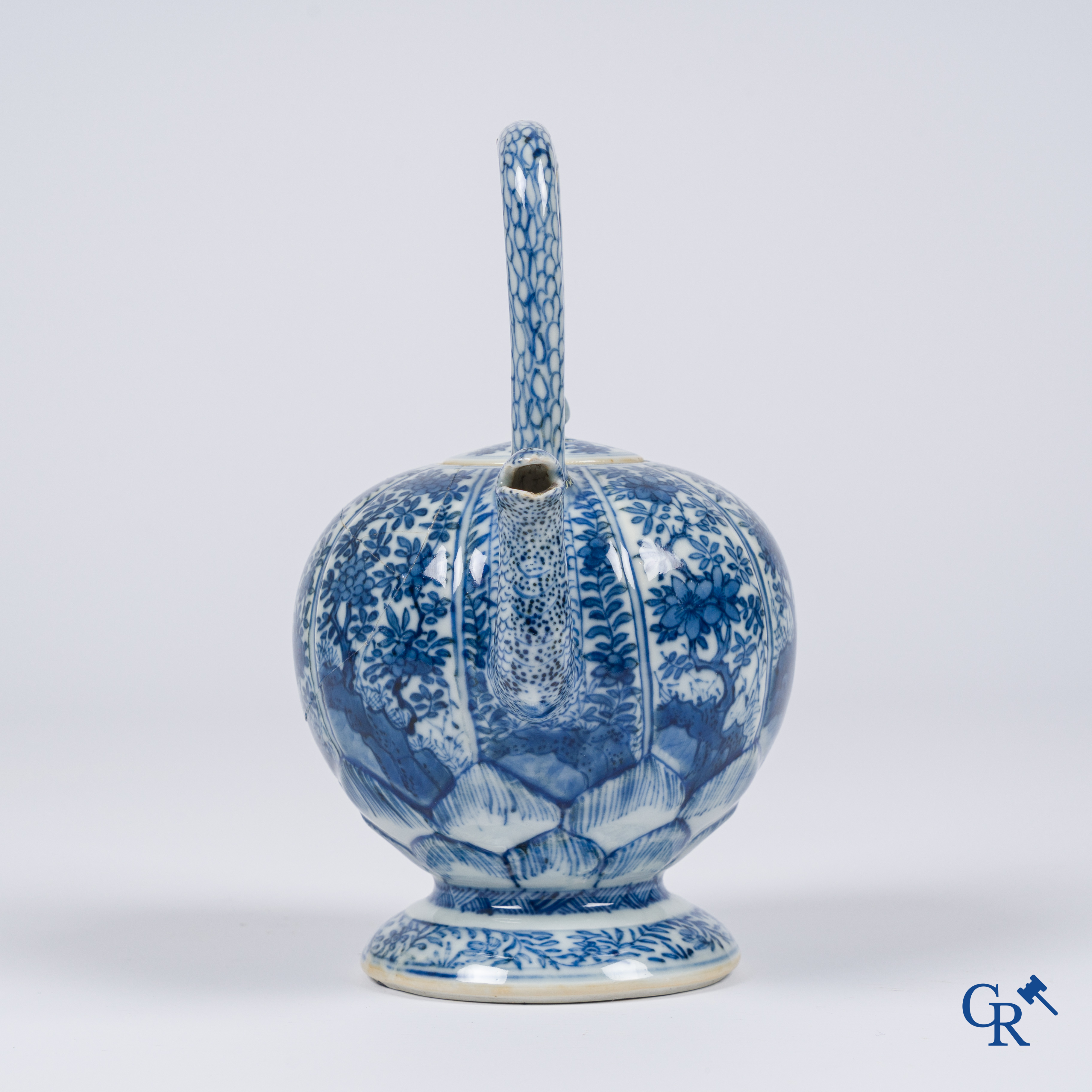 Aziatica, Chinees porselein. Een Chinese blauw-witte theepot met deksel. Kangxi.