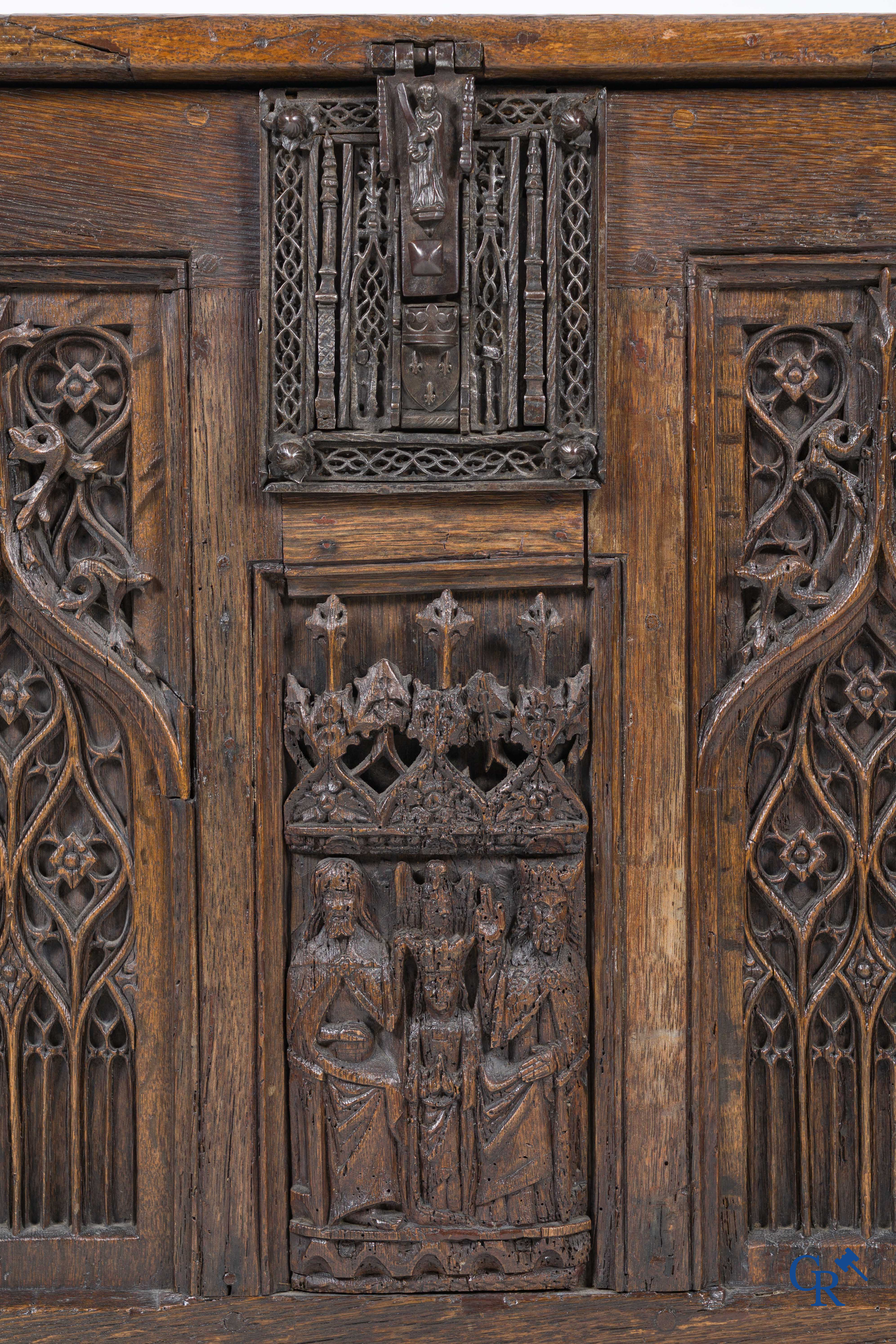 Gotiek. Een Gotische eikenhouten gesculpteerde koffer met zijn slotwerk in smeedijzer. 2de helft 15e eeuw.