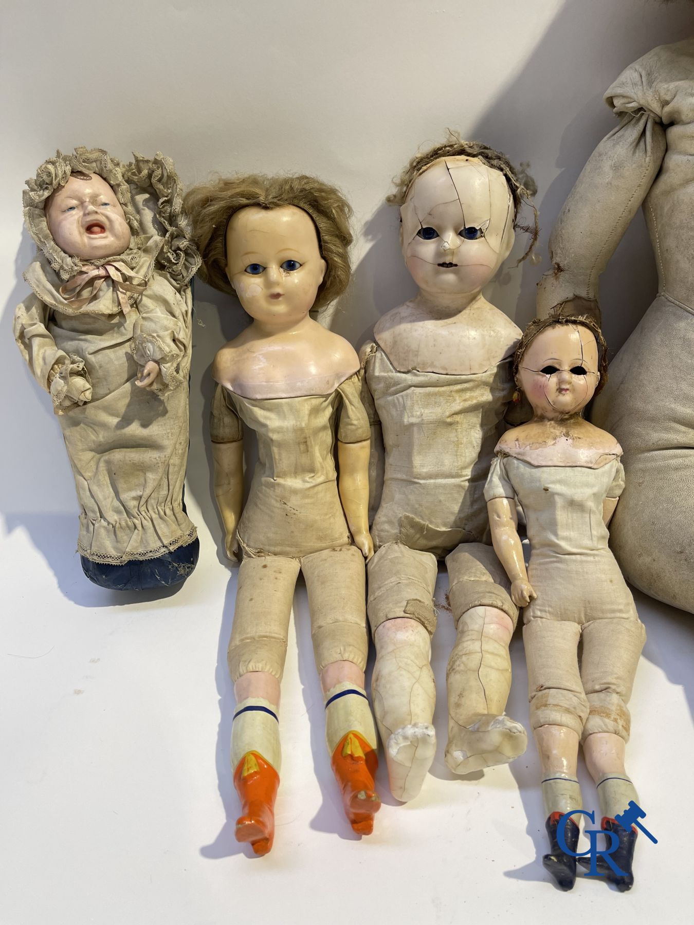 Toys: antique dolls: a lot of 7 antique dolls.