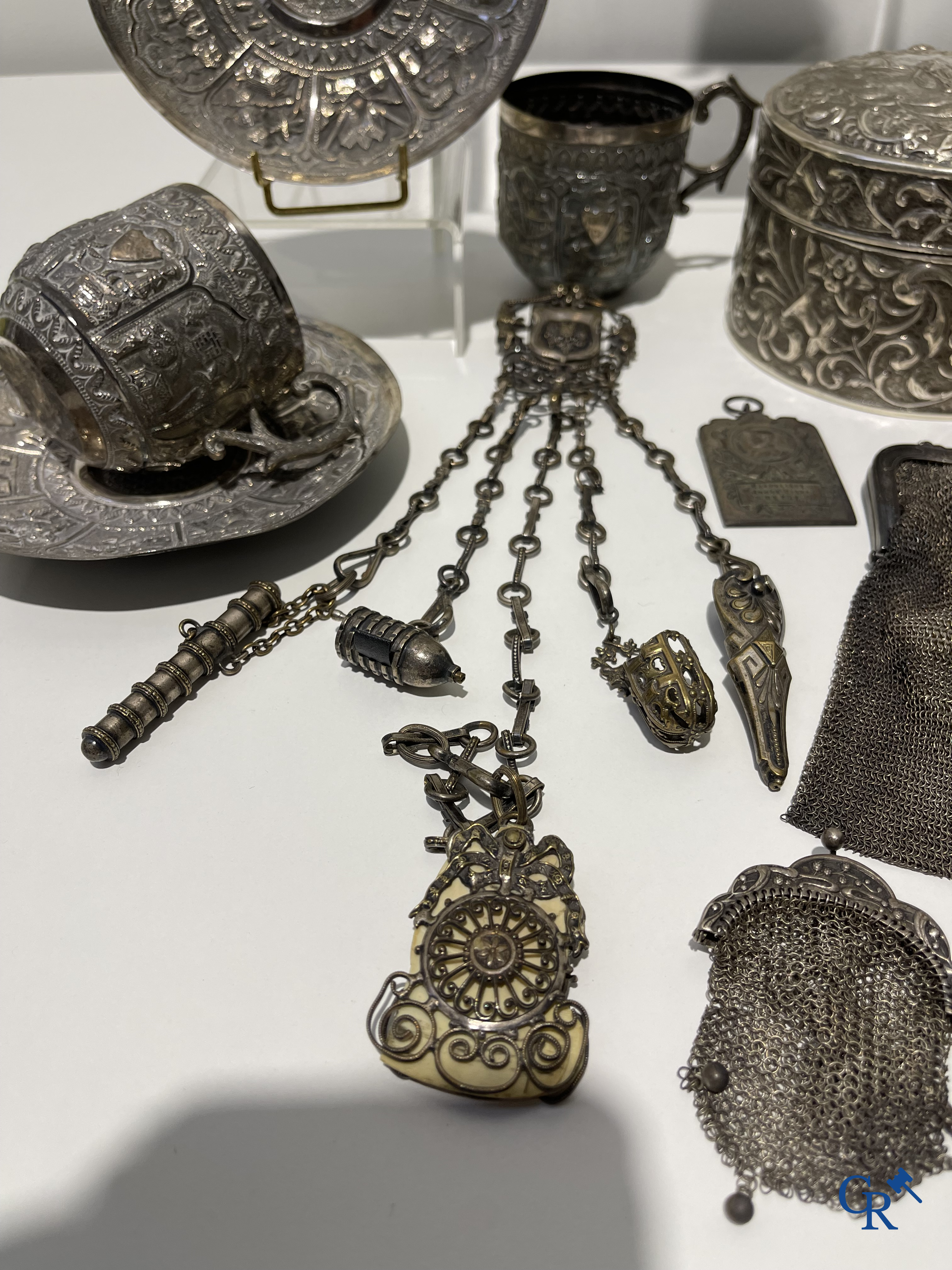 Beautiful lot of display case objects in silver and silver-plated metal, 2 Neapolitan santons attached. (late XVIII century)