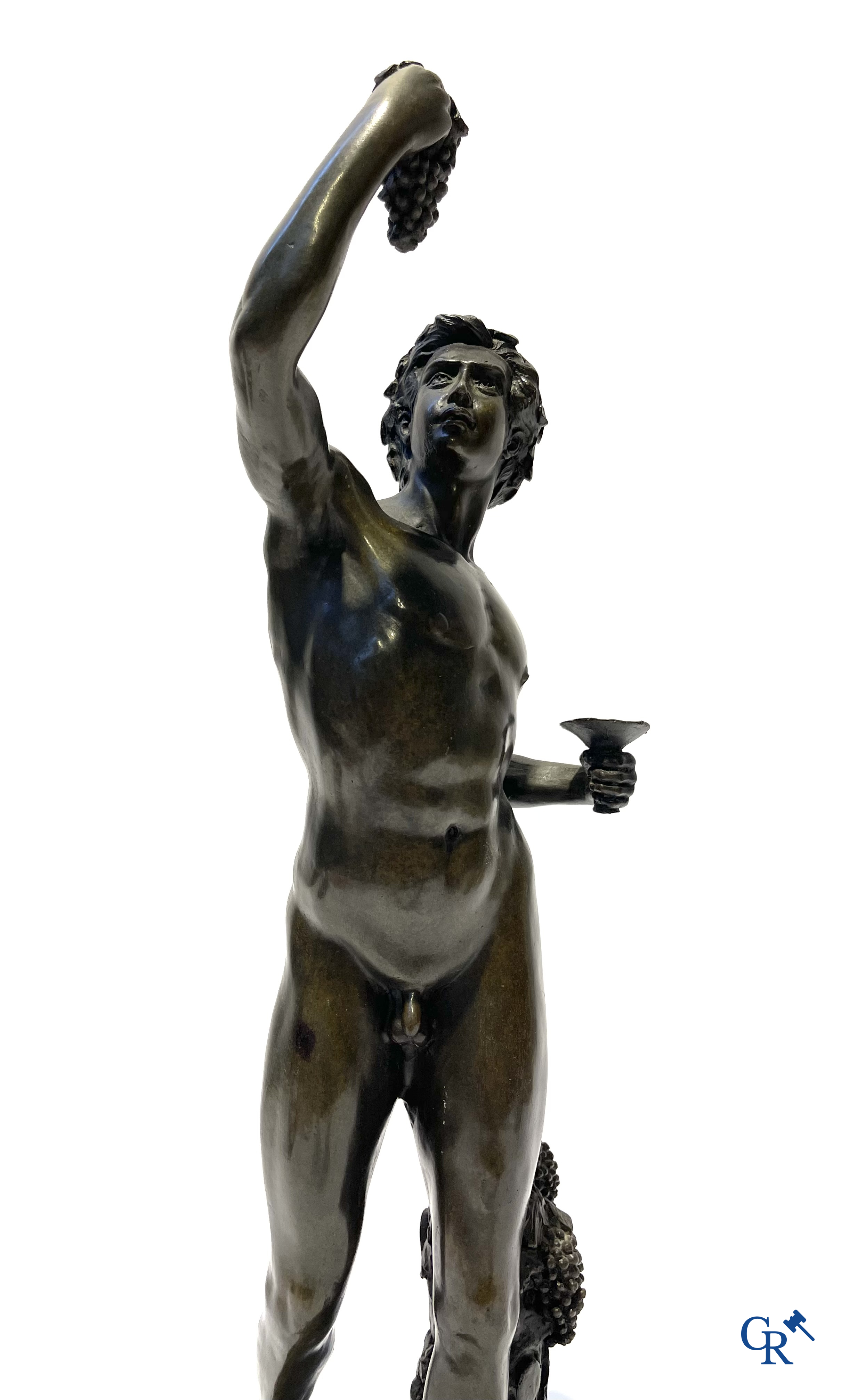 3 statues à l'antique en bronze, socle en marbre. XXème siècle.